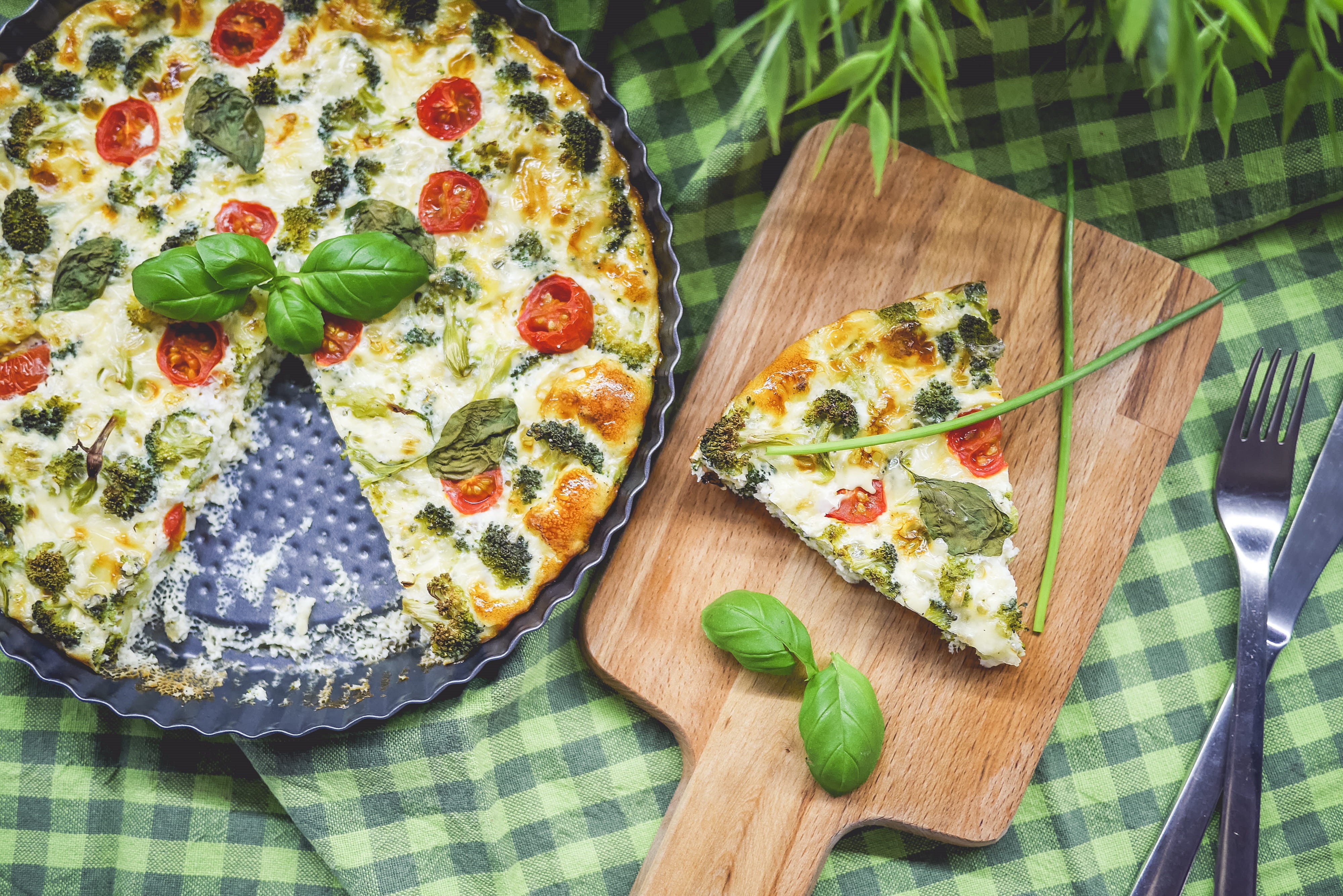 snack, 4K, wood - Material, chef, Healthy, healthy eating, high angle view, lunch, Broccoli, still life, hungry, cutting board, green Color, Pie, pastry Dough, HD Wallpaper