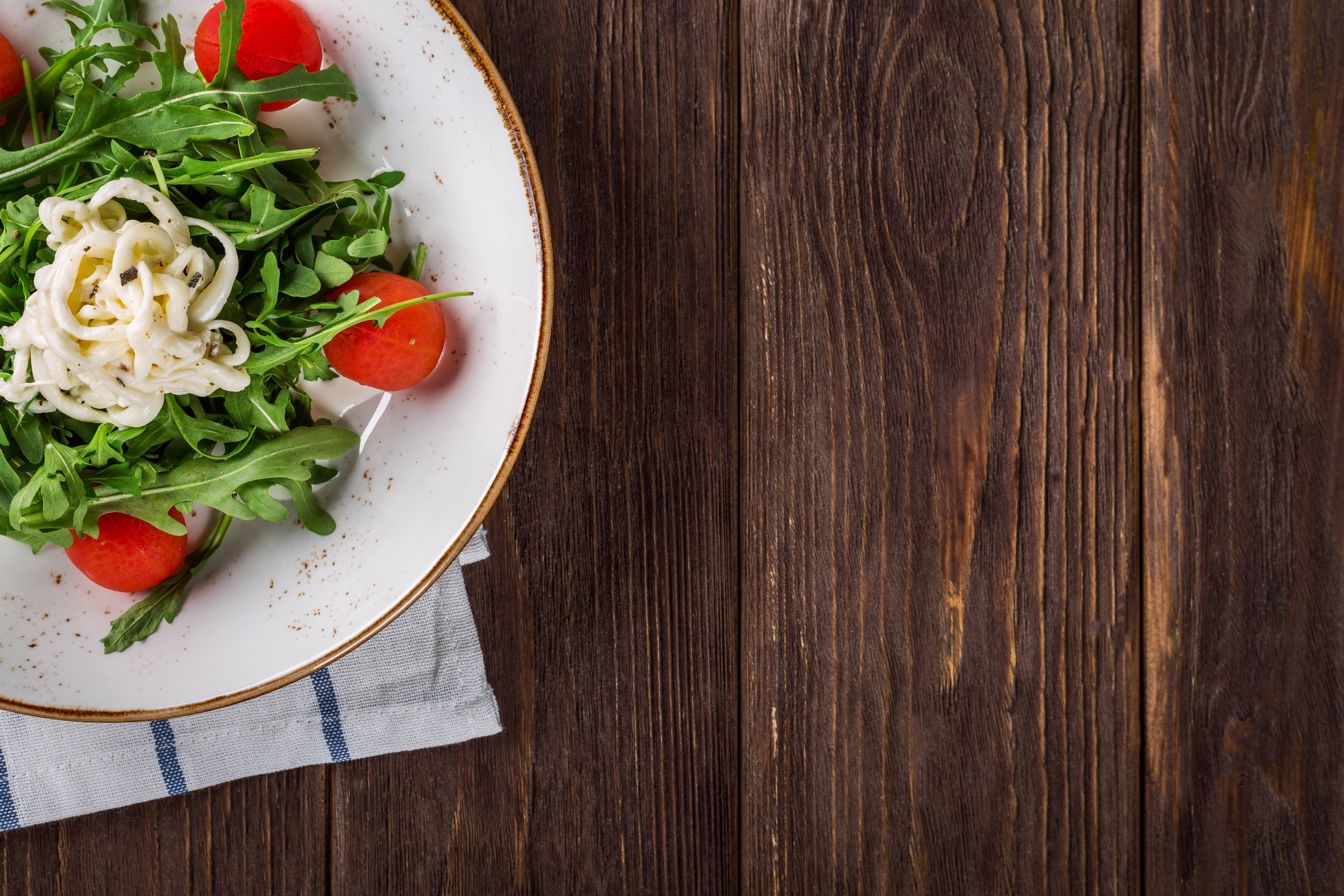 5K, greens, gastronomy, olives, rustic, food, dish, bowl, indoors, background, vegetable, pepper, no people, kitchen, nutrition, salt, wellbeing, wood - material, HD Wallpaper