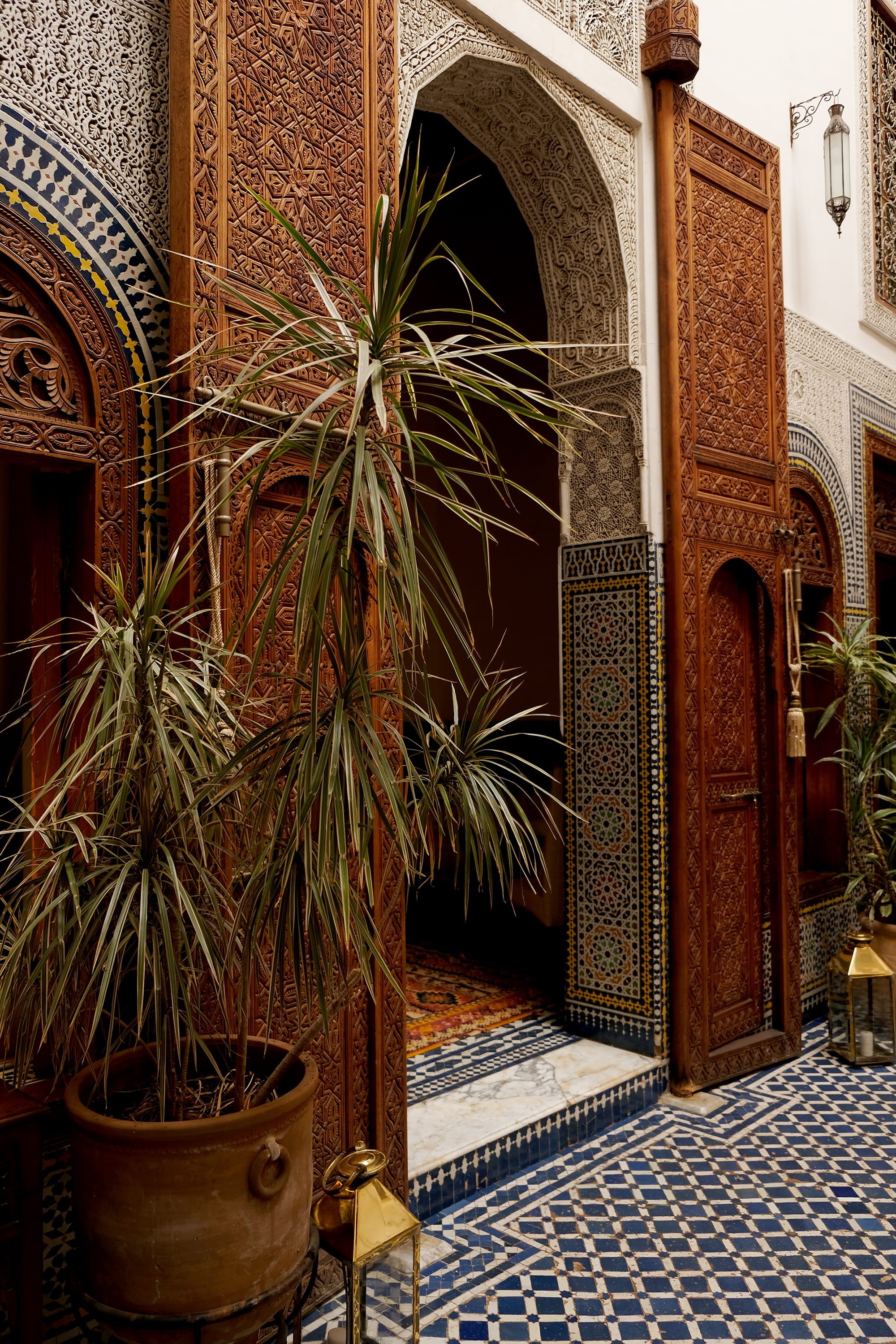 morocco, tiled floor, housing, religion, handrail, outdoors, spirituality, building, arch, place of worship, potted plant, fes, banister, growth, villa, Phone HD Wallpaper