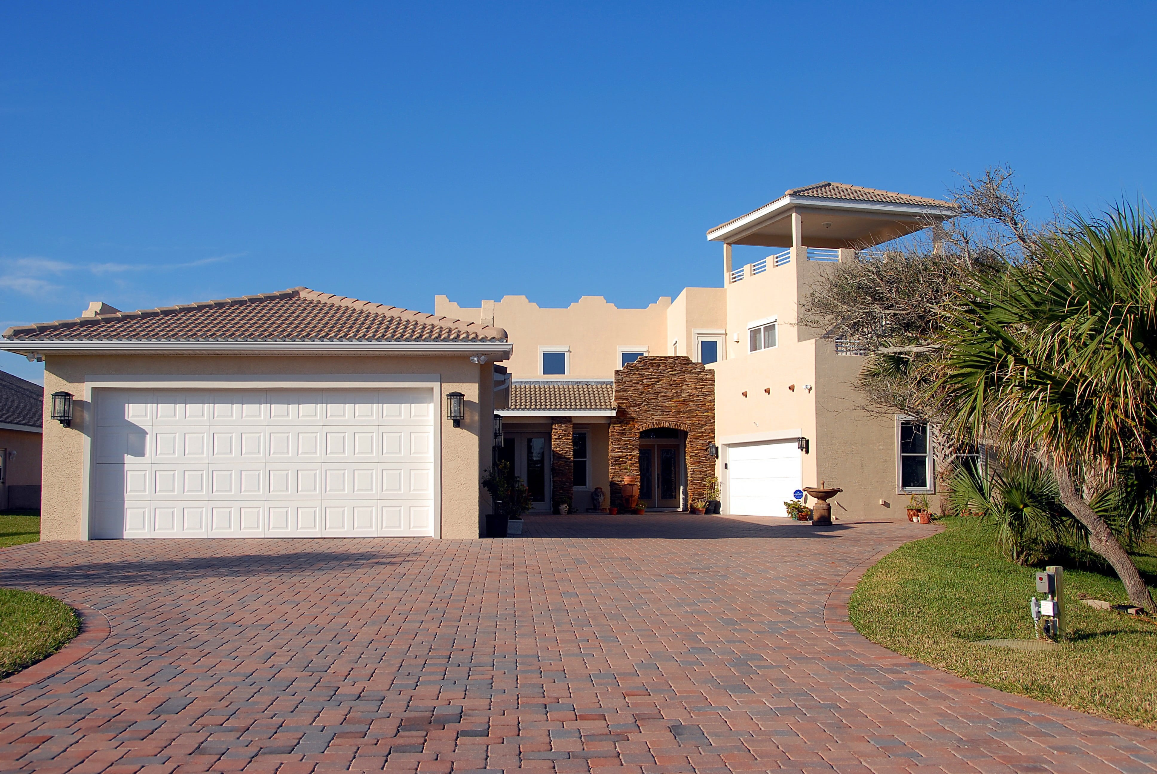 4K, home for sale, loan, american, plant, blue, landscape, sale, finance, beige, building exterior, palm tree, residential district, construction, garage, HD Wallpaper