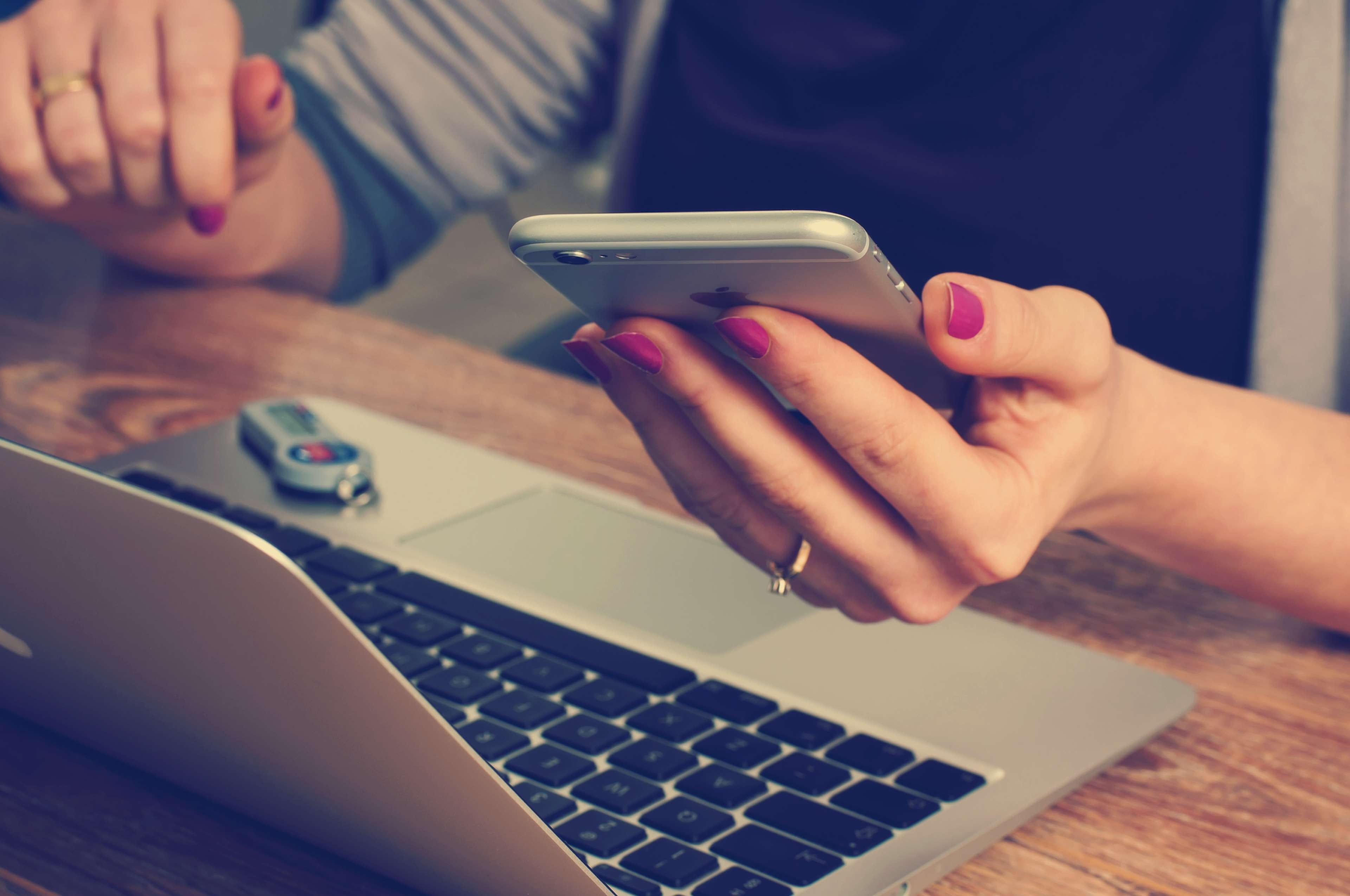 wireless technology, economy, bookkeeper, lifestyles, finance, document, internet, table, using laptop, keyboard, businesswoman, corporate, adult, budget, HD Wallpaper