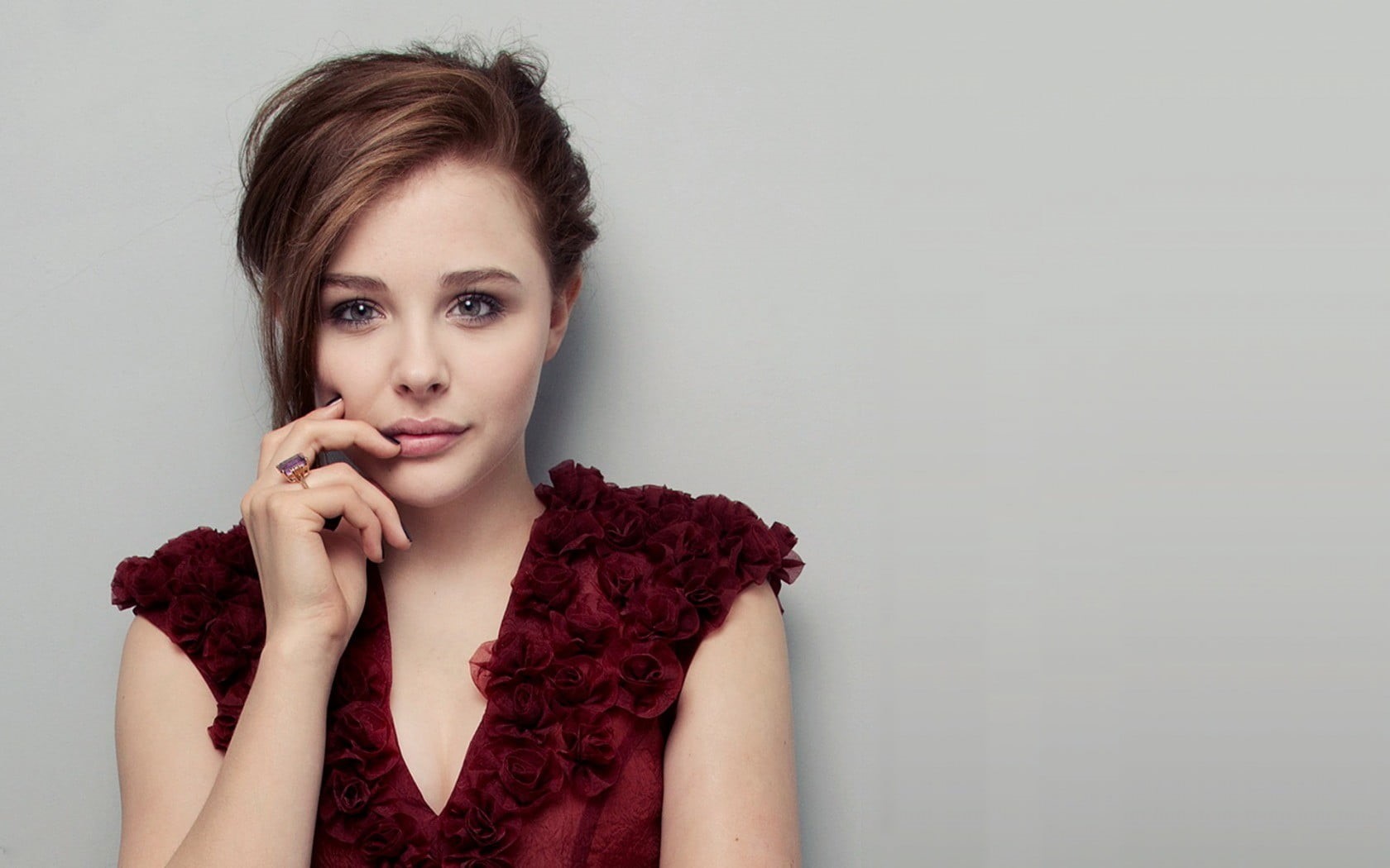 wall - building feature, hair, copy space, actress, beauty, portrait, 720P, hairstyle, looking at camera, indoors, headshot, front view, contemplation, HD Wallpaper