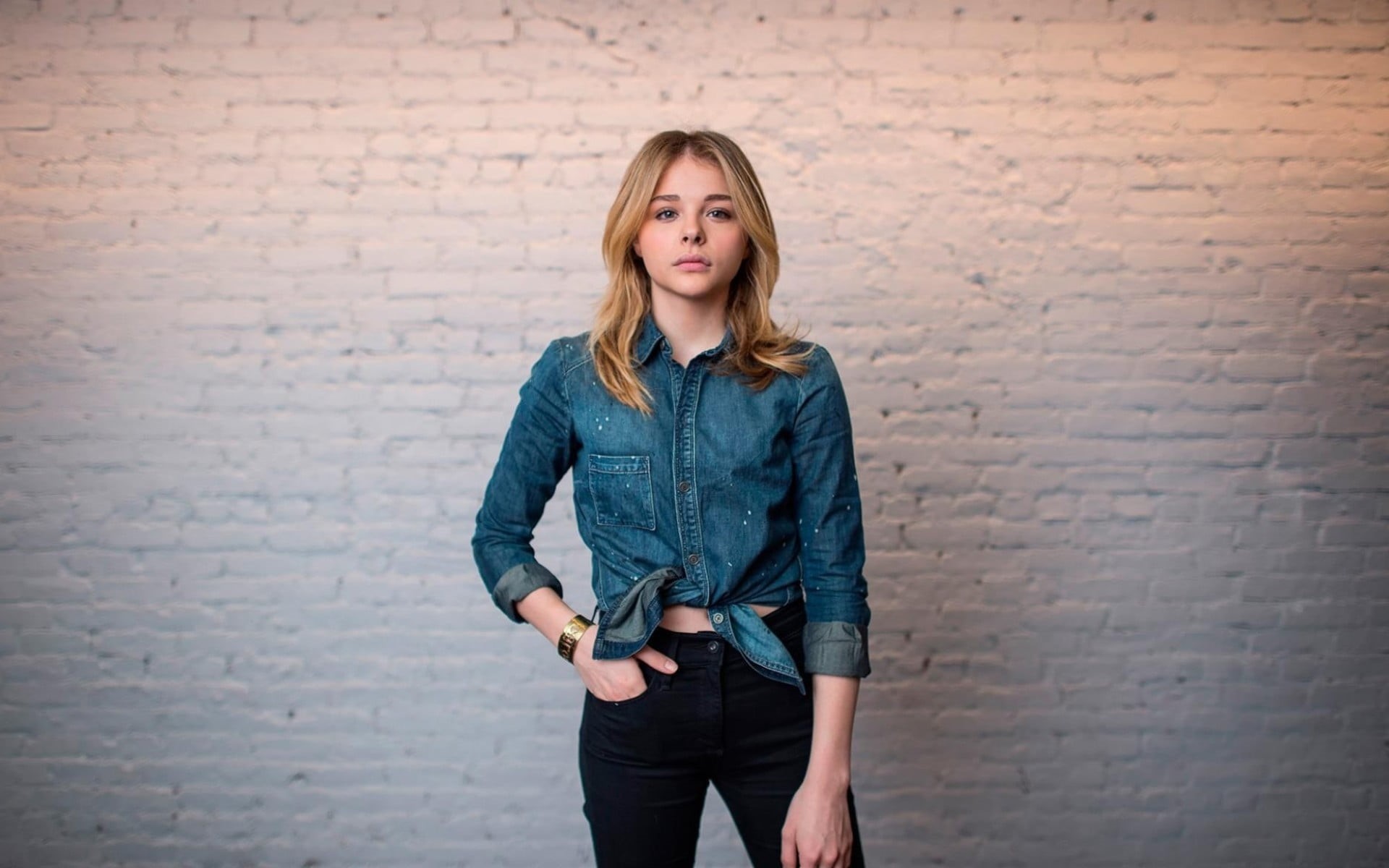 wall, fashion, three quarter length, looking at camera, brick, hairstyle, one person, 1080P, real people, moretz, jeans, chloe, hair, long hair, lifestyles, HD Wallpaper