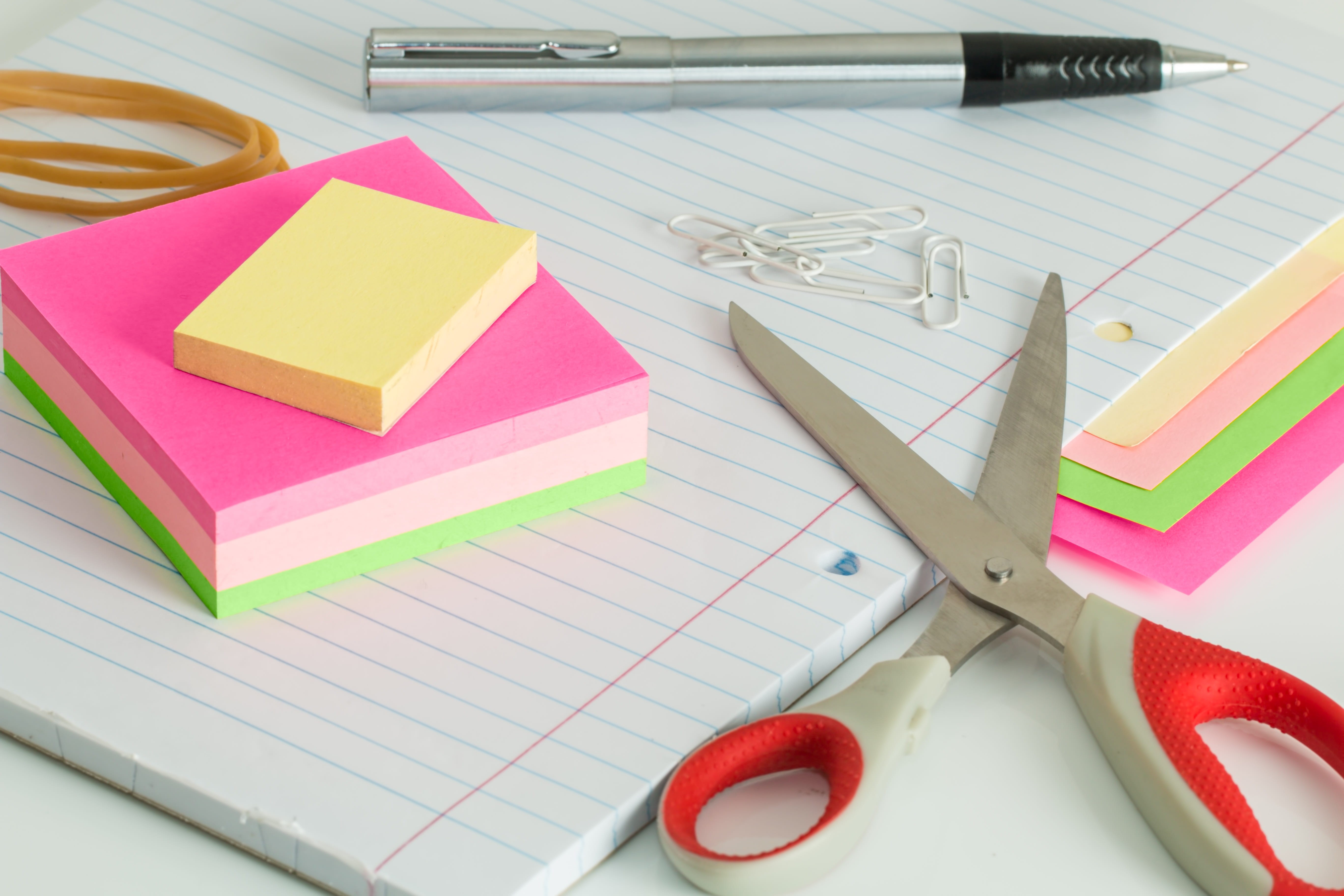 still life, no people, sticky note, memo, office, rubber bands, multi colored, color swatch, notepad, pen, high angle view, workplace, post it notes, paper, HD Wallpaper