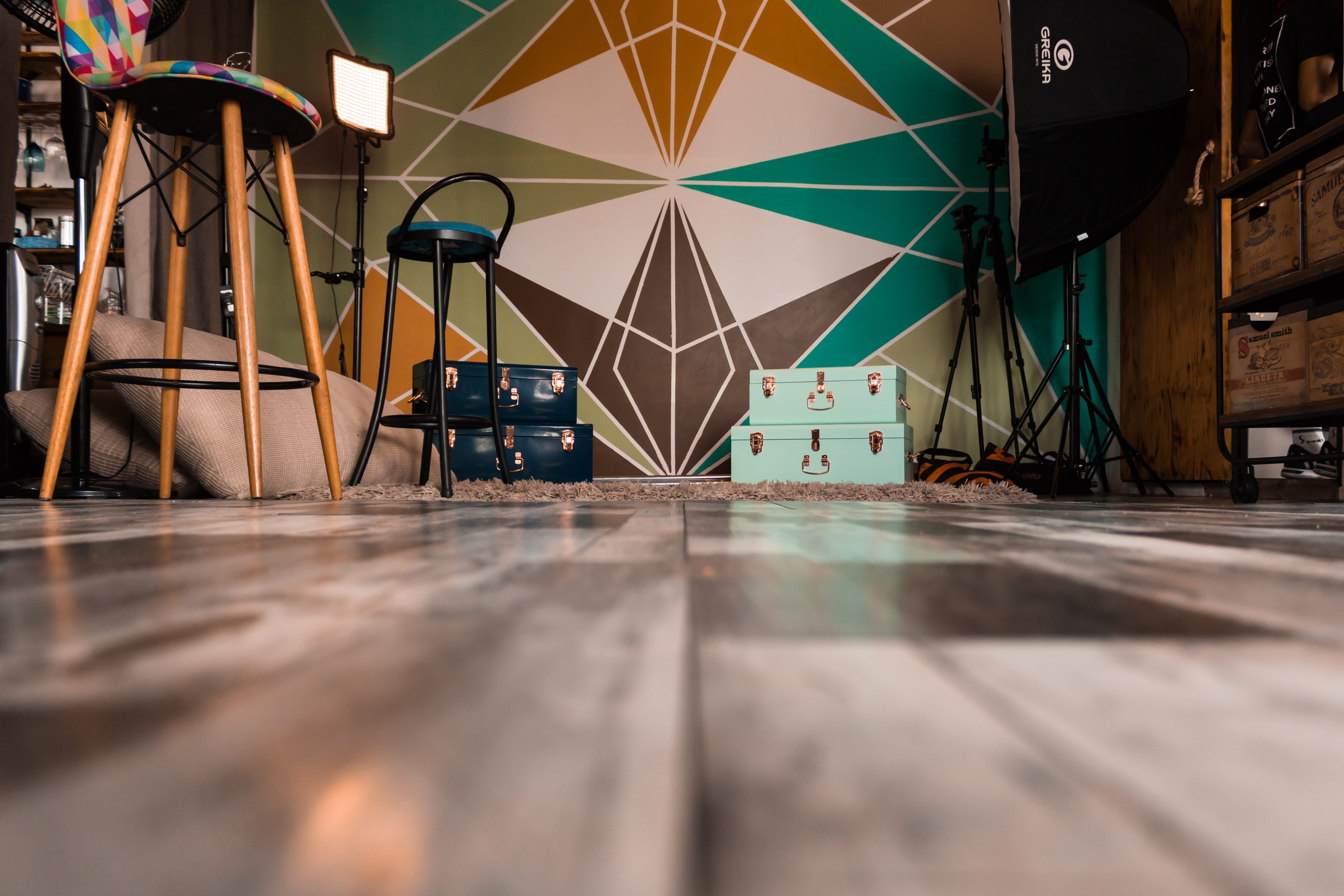 indoors, no people, connection, metal, selective focus, 5K, flooring, light, seat, arts culture and entertainment, business, studio, luggages, angle, room, HD Wallpaper