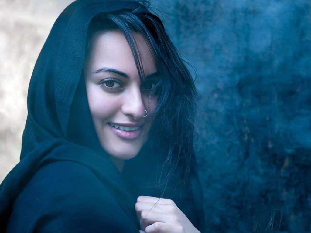 contemplation, clothing, adult, hood - clothing, happiness, photoshoot, smiling, looking at camera, beauty, close, emotion, 480P, young women, focus on foreground, HD Wallpaper