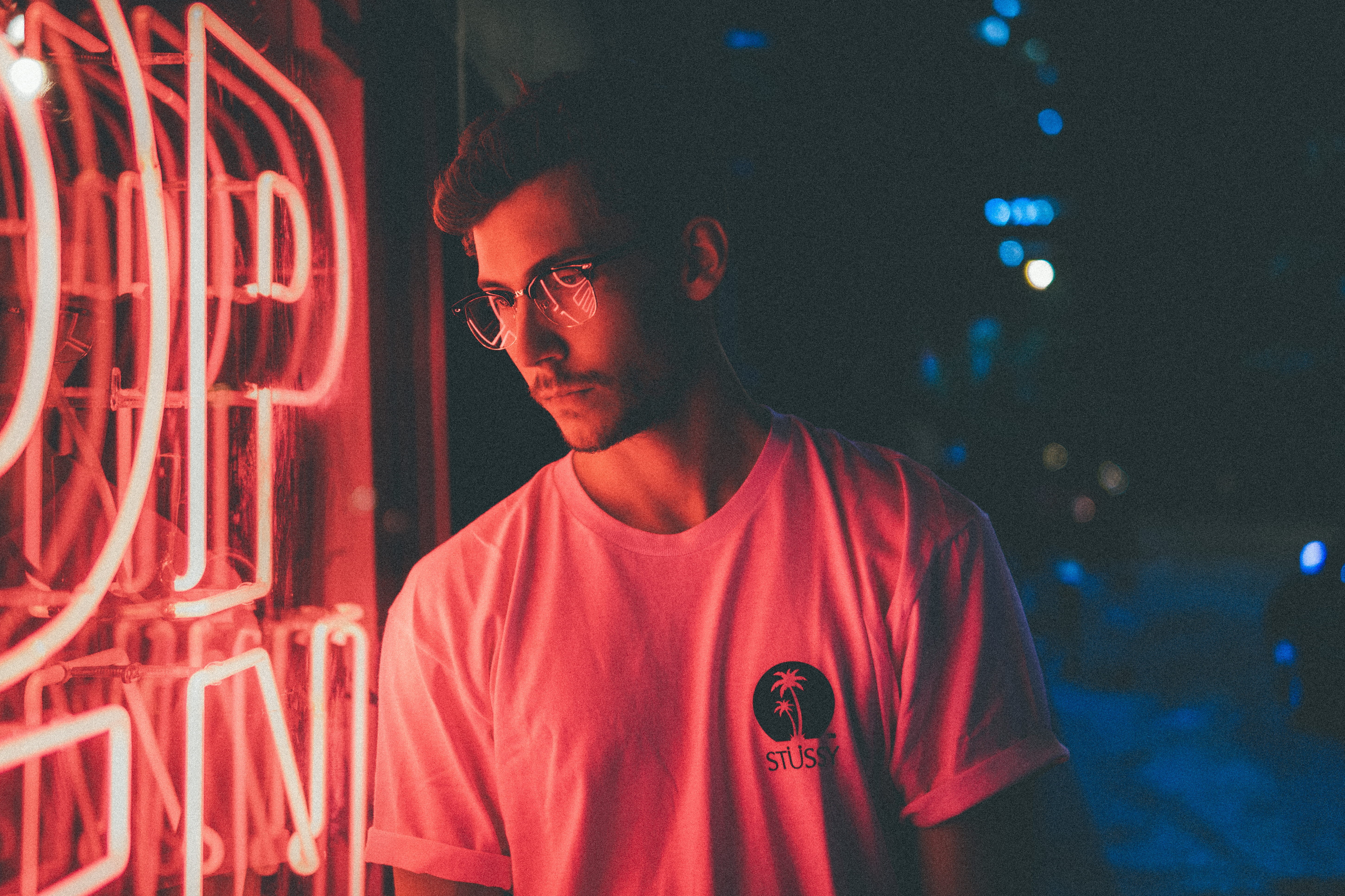 front, night light, t-shirt, near, standing, 5K, front view, man, blue, light, pink, focus on foreground, lifestyles, portrait, signage, neon light, red, HD Wallpaper