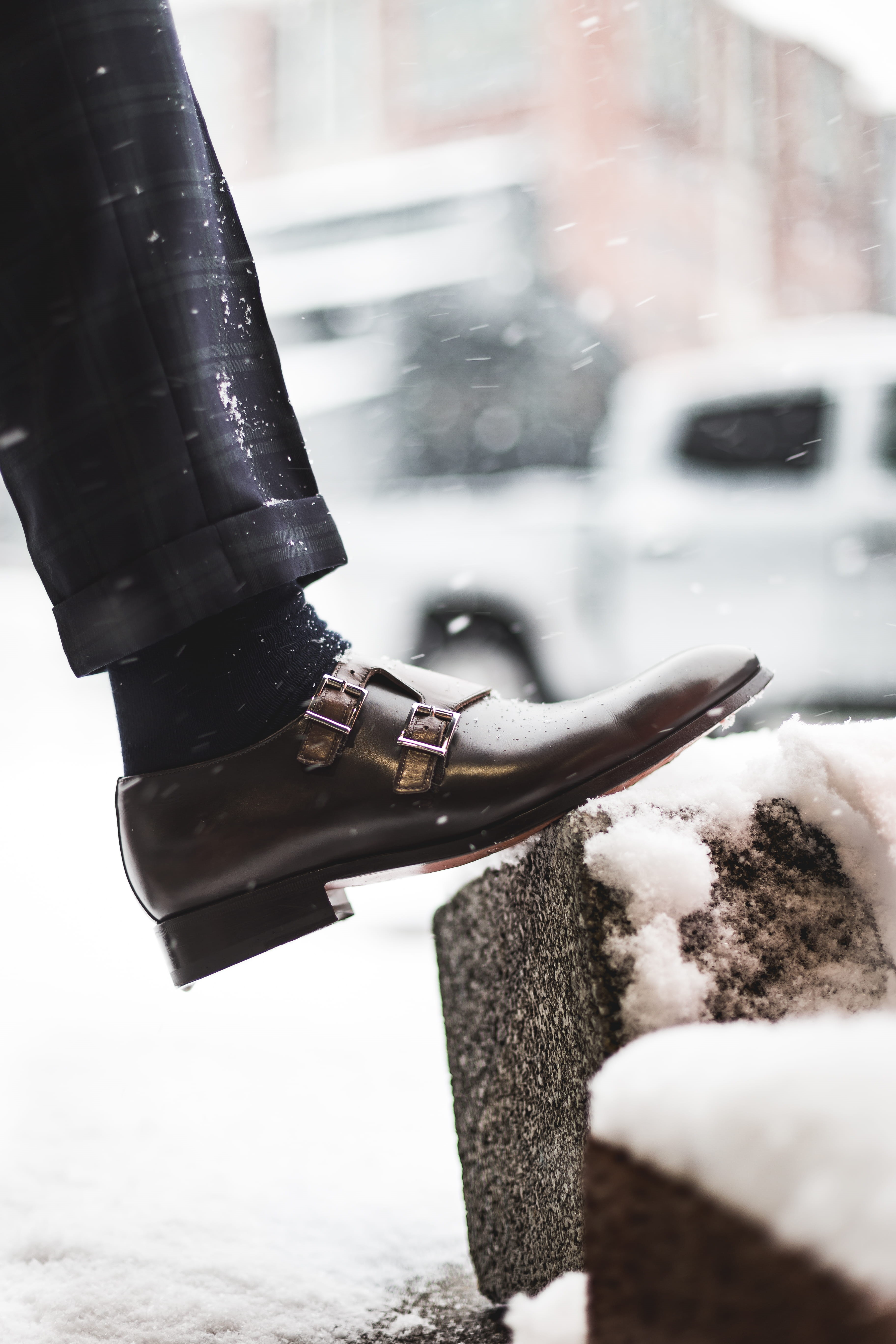 5K, boot, finger, one person, person, holding, real people, spoke, hand, tire, vehicle, alloy wheel, wheel, nature, human body part, ice, shoe, day, warm clothing, Phone HD Wallpaper