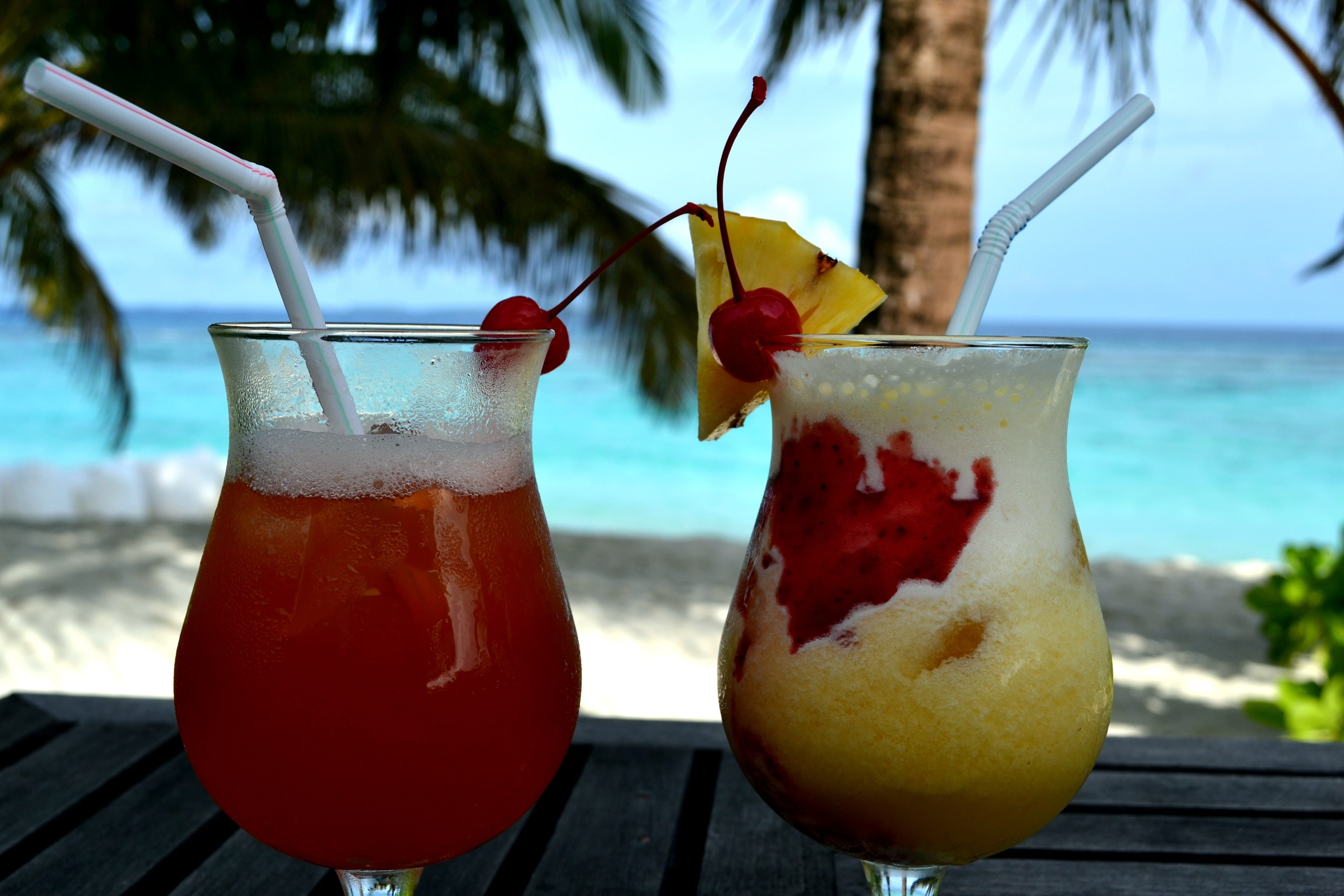 cocktail, fruit, glasses, household equipment, focus on foreground, straw, horizon over water, summer, day, palm trees, swimming pool, nature, close-up, HD Wallpaper