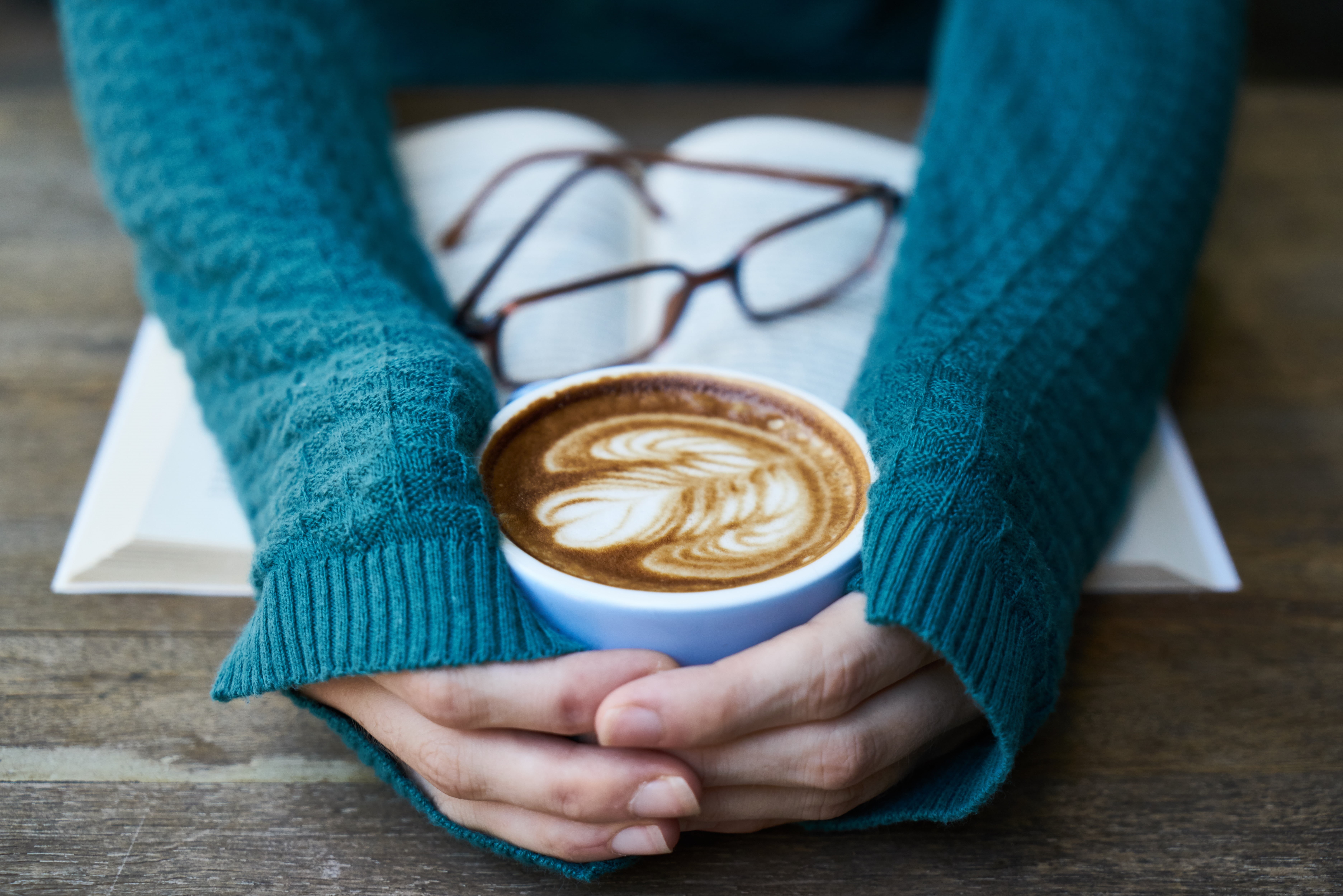 detail, adult, s, mug, photo, coffee cup, adults only, person, drink, food, wood, notebook, latte, frothy drink, jeans, 5K, kitchen, one woman only, morning, HD Wallpaper