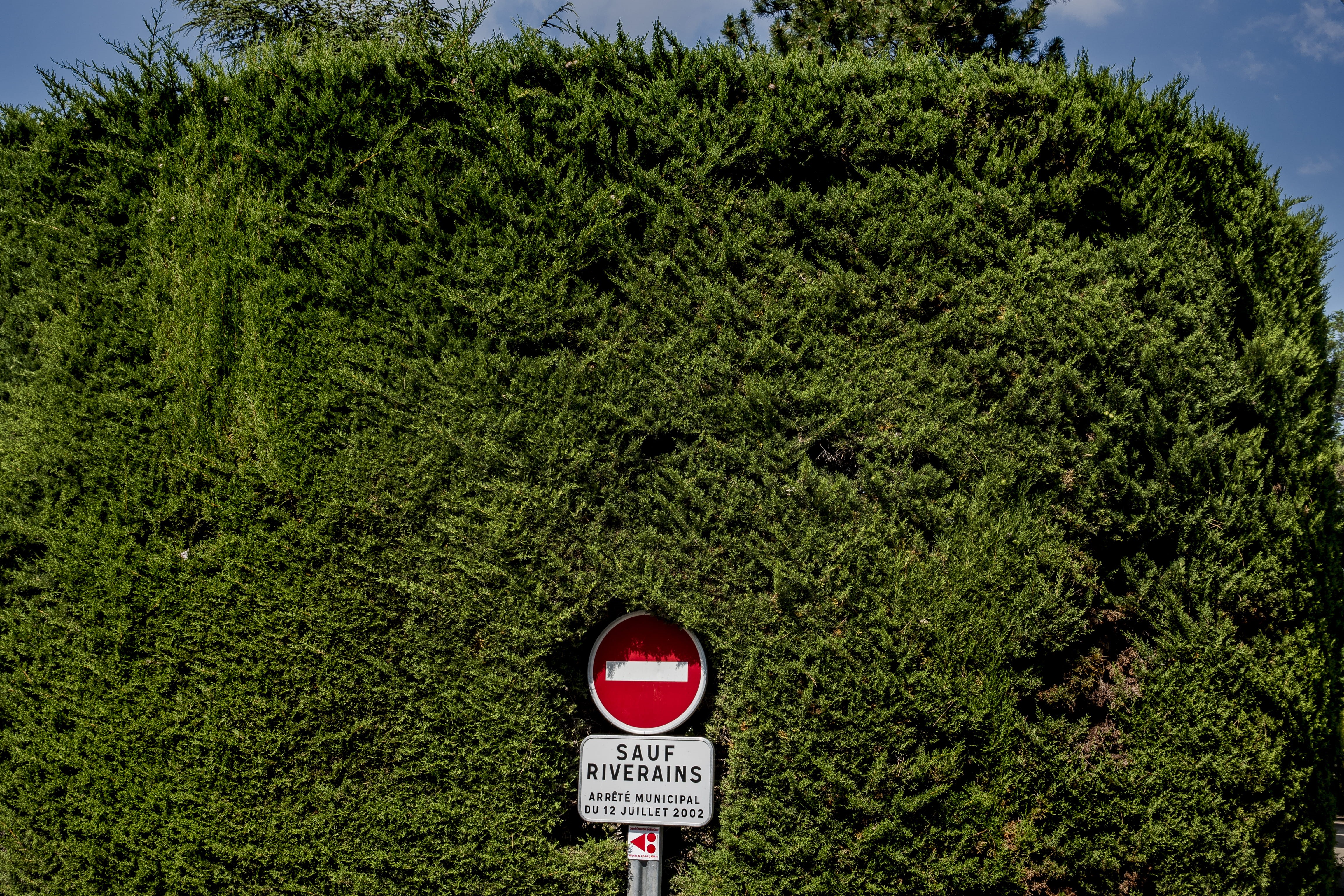 communication, végétation, plant, text, red, soleil, land, été, western script, symbol, idiot, no people, ménerbes, information, guidance, herbe, panneau, HD Wallpaper