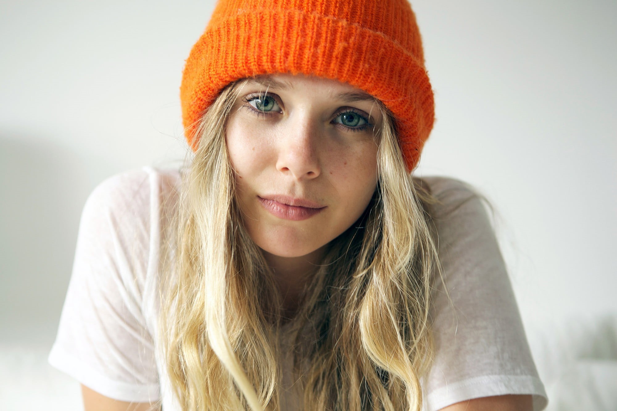 woman, front view, young adult, celebrity, shirt, beautiful woman, one person, clothing, headshot, beauty, hair, wearing, beanie, white, knit hat, face, HD Wallpaper