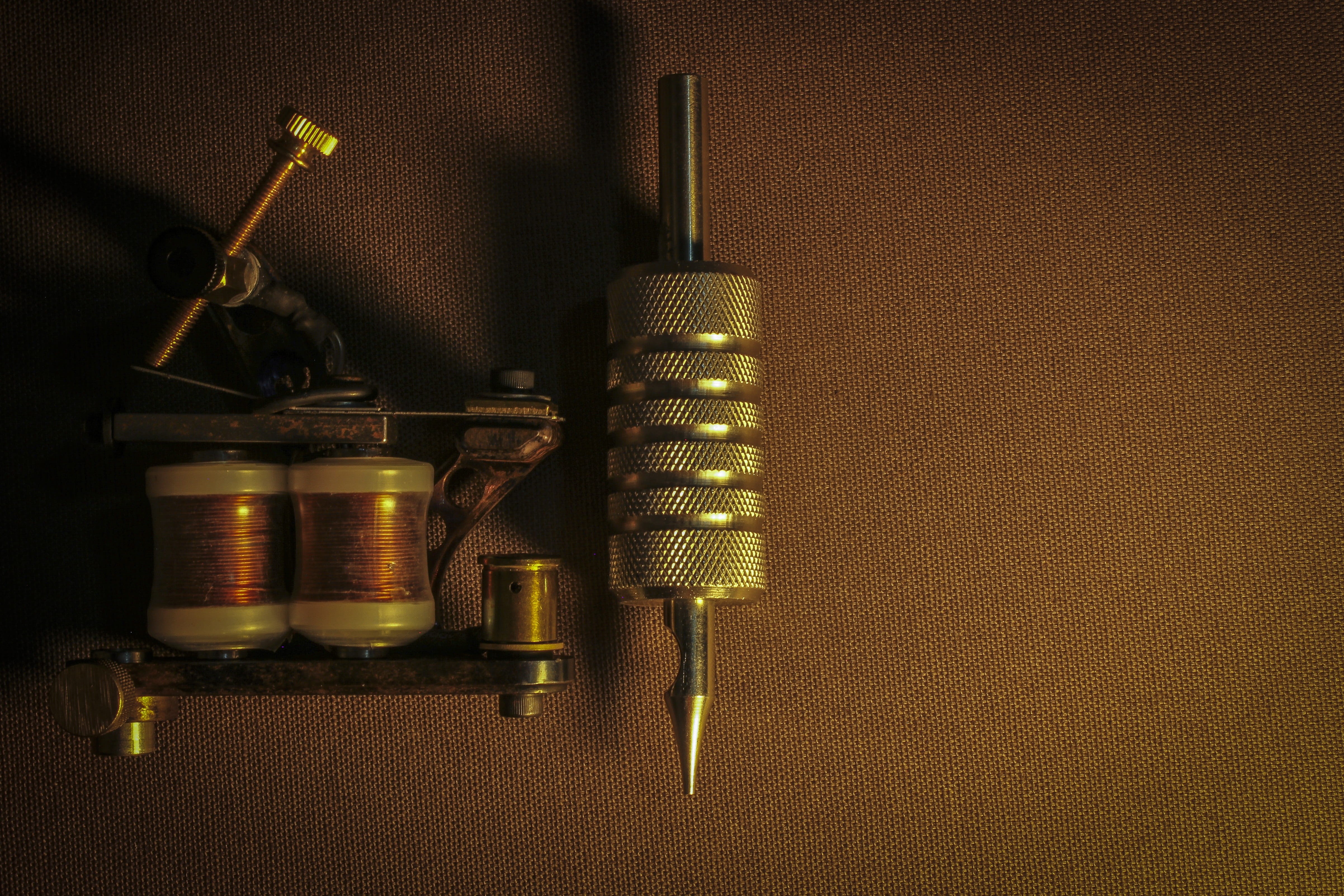 needle, black, gold colored, machine, no people, body, refreshment, sterile, table, master, still life, professional, adults, metal, choice, close-up, technology, HD Wallpaper