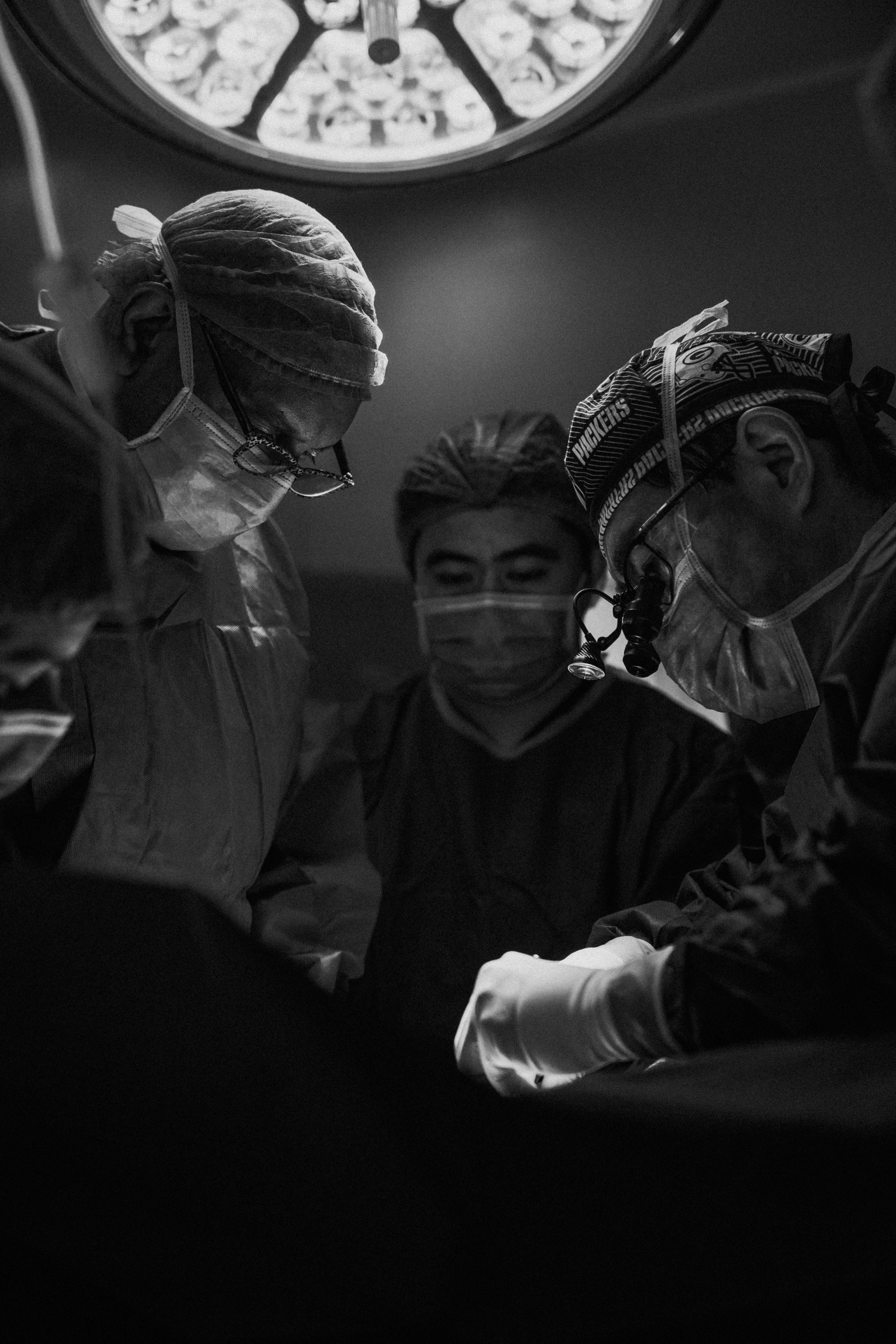 people, males, togetherness, gray, real people, a9, team, er, 5K, heal, clinic, scale, doctor, nurses, clothing, room, operation, photo, surgery, waist up, Phone HD Wallpaper