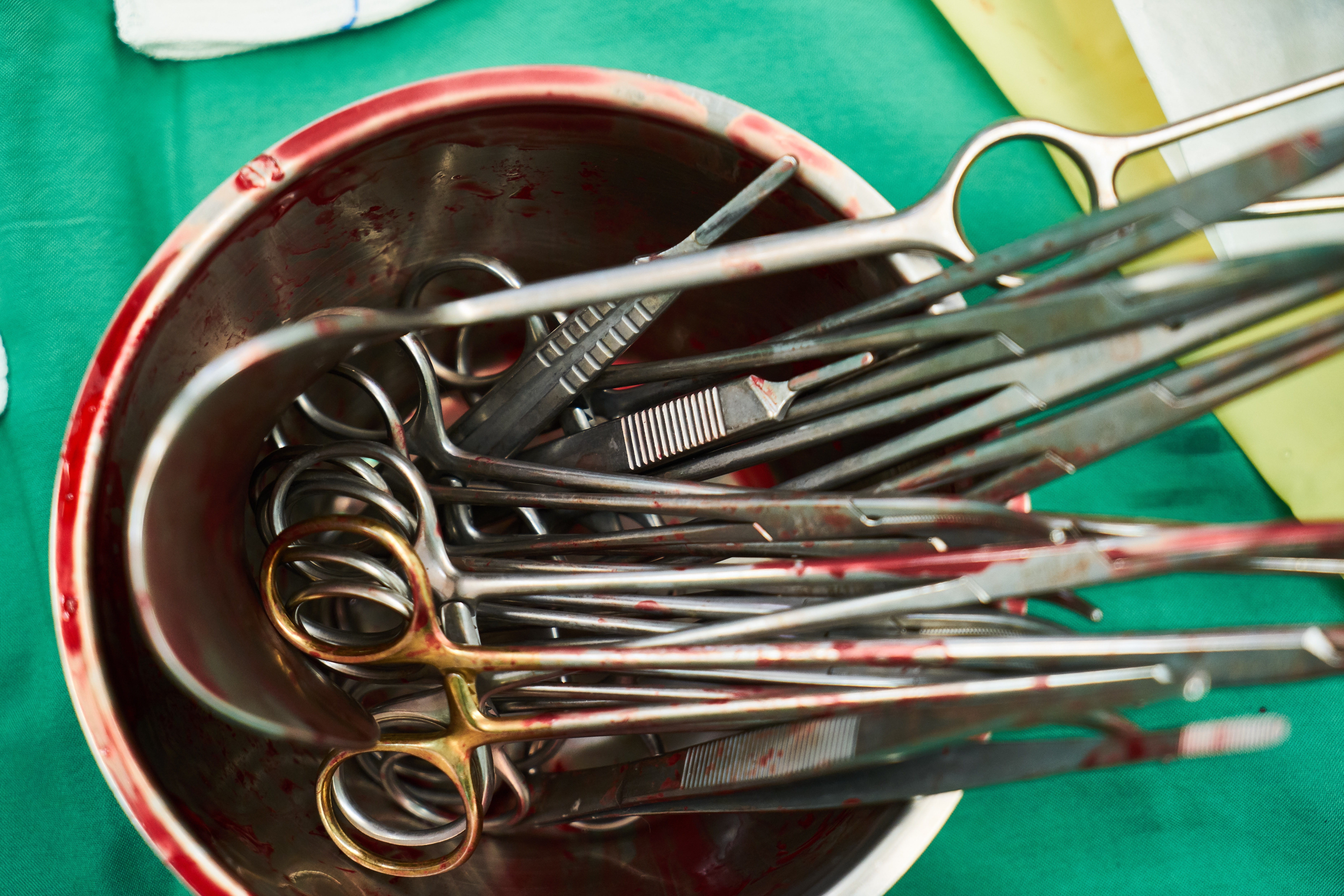 5K, surgeon, clinical, high angle view, paper clip, clip, nurse, emergency, surgery, green, still life, music, table, abundance, no people, scalpel, the work, HD Wallpaper