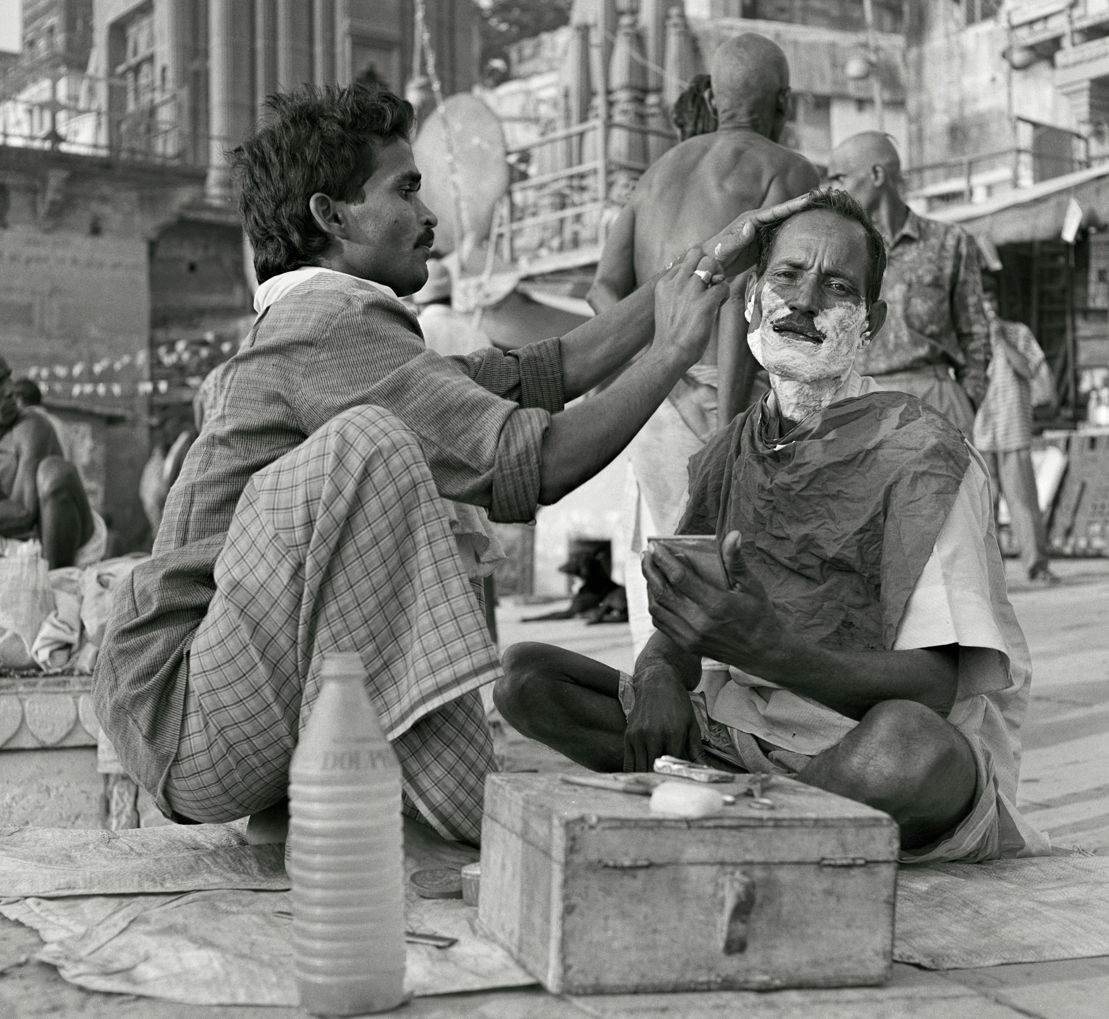 barbershop, black and white, india, man, 2K, adult, city, architecture, sitting, barber, leisure activity, grooming, real people, male, child, boys, razor, HD Wallpaper