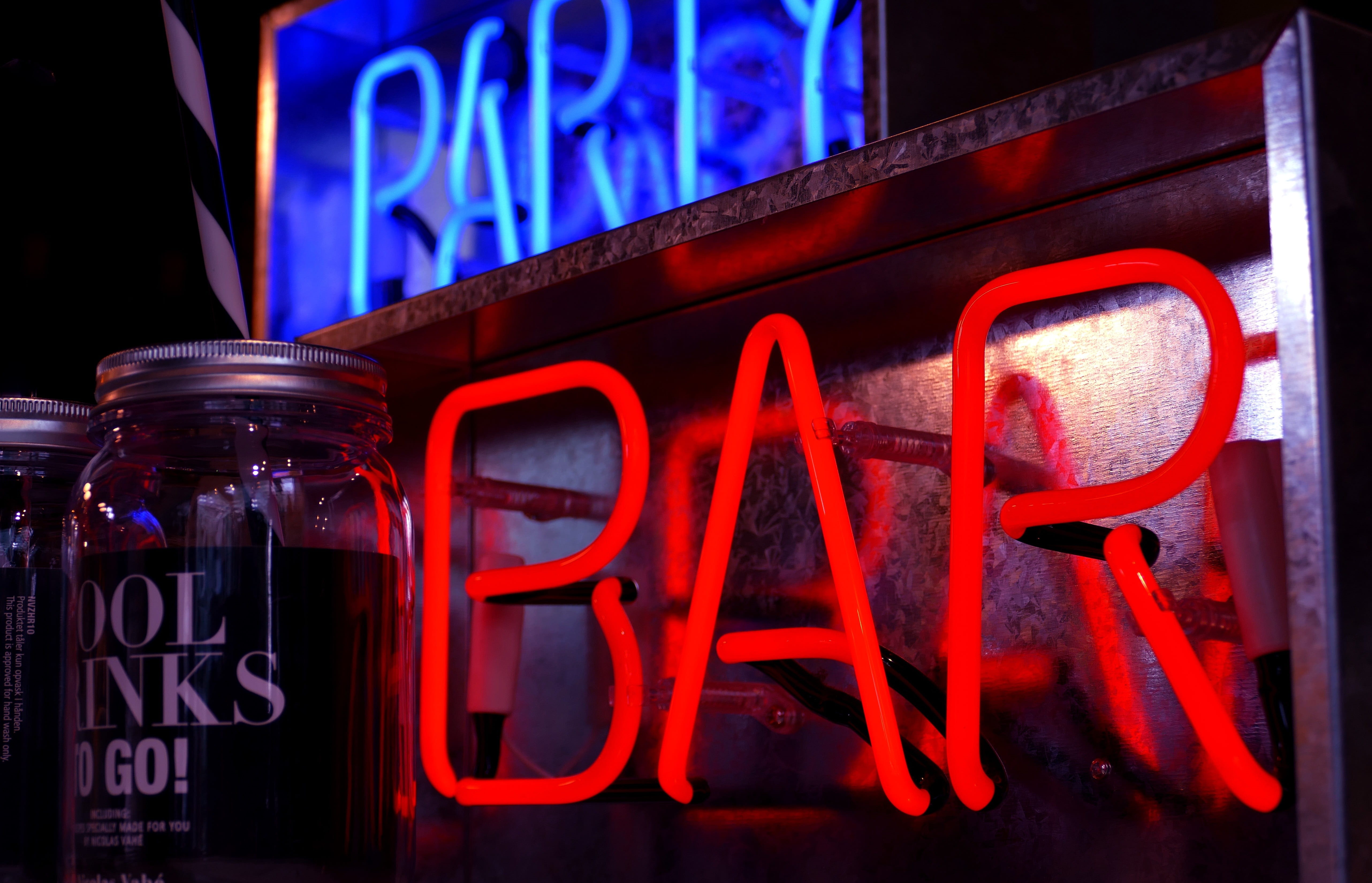 balloni, techno, disco, celebrate, red, window, close-up, night, human, club, neon, signage, 5K, light, kul, drink, no people, alcohol, food and drink, HD Wallpaper