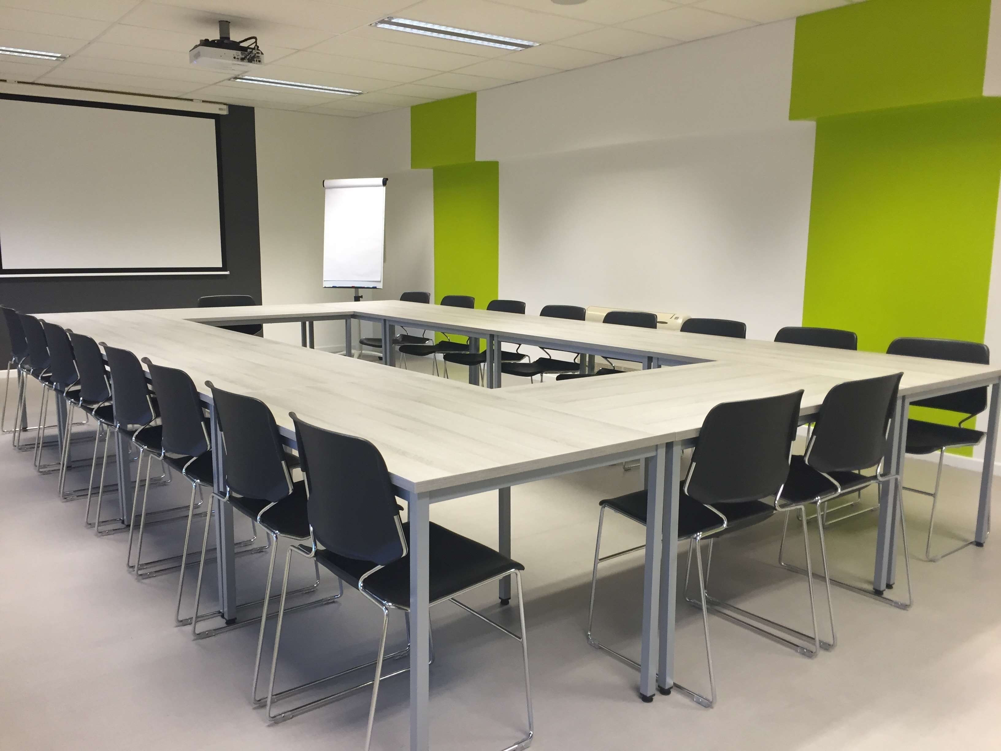 white screen, no people, architecture, whiteboard, furniture, room, conference room, luxury, board room, desk, seat, education, floor, projector, 2K, home interior, HD Wallpaper