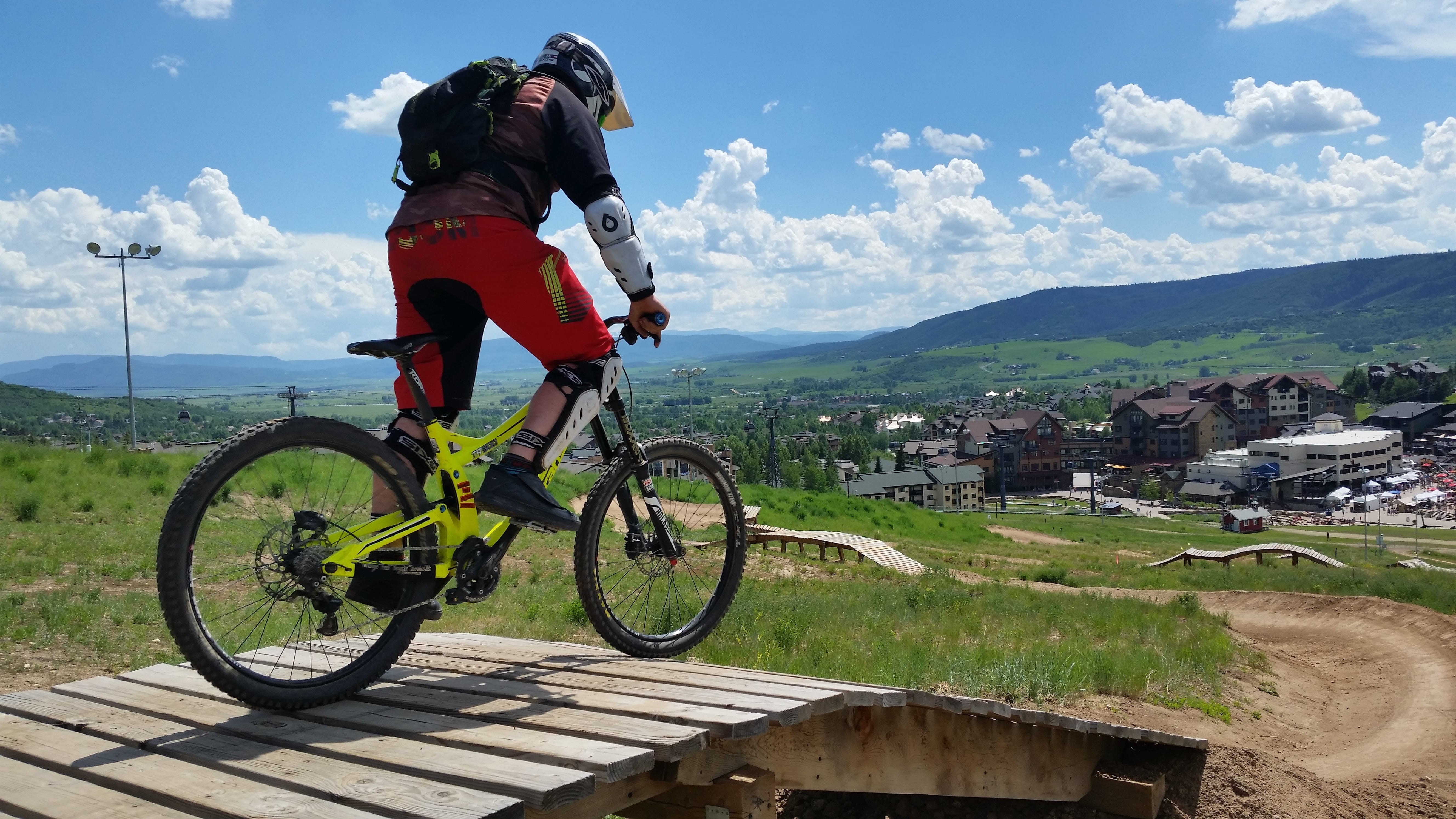 5K, lifestyles, athlete, outdoors, mountain bike, biking, helmet, riding, fast, outdoor, cyclist, sports clothing, day, active, downhill, one person, trail, HD Wallpaper