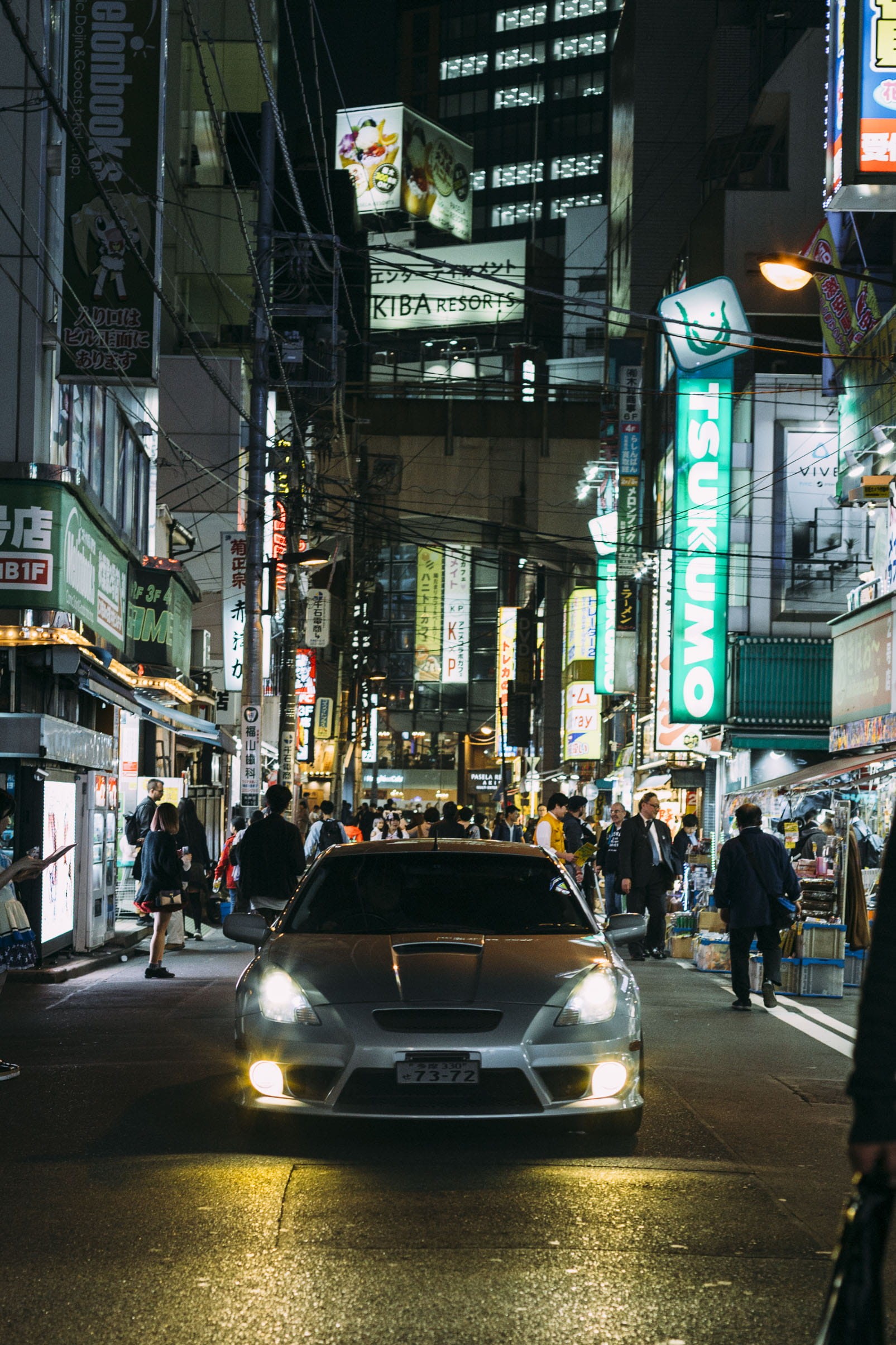 mode of transportation, city, car, building exterior, architecture, city street, illuminated, women, people, incidental people, 1080P, nightlife, real people, Phone HD Wallpaper
