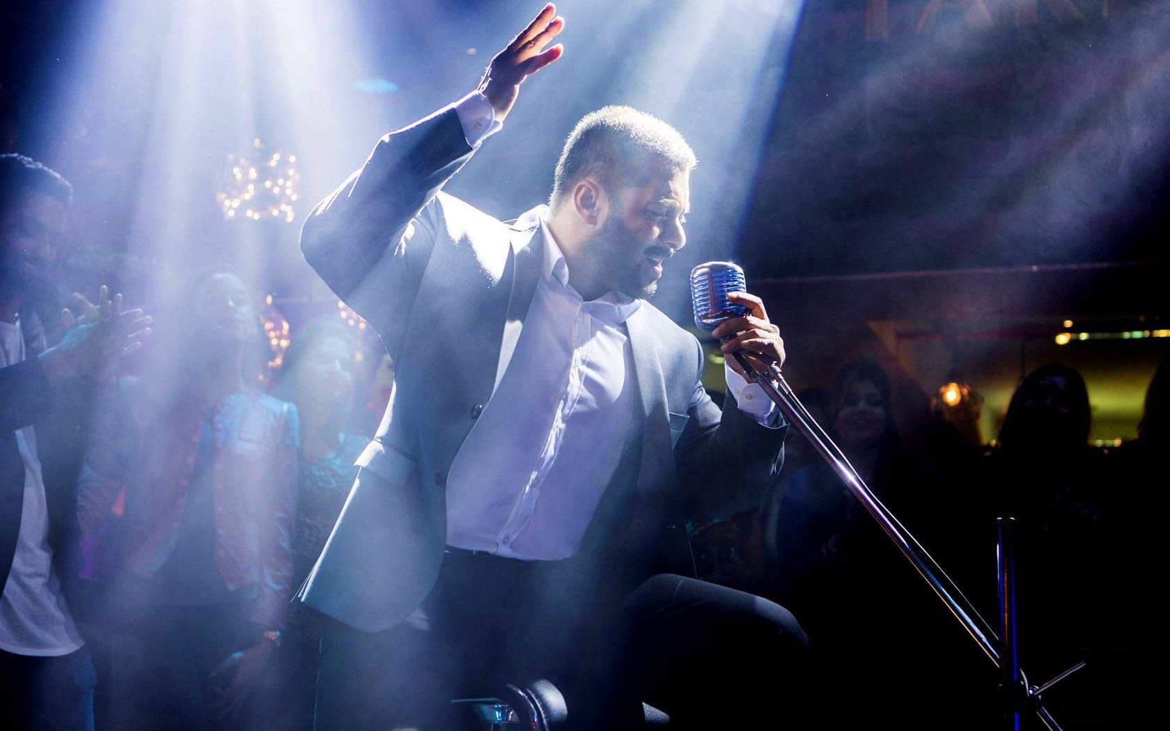 musical instrument, stage, skill, popular music concert, performance, bollywood, nightclub, 2016, night, 720P, movie, men, musician, one person, pop musician, HD Wallpaper