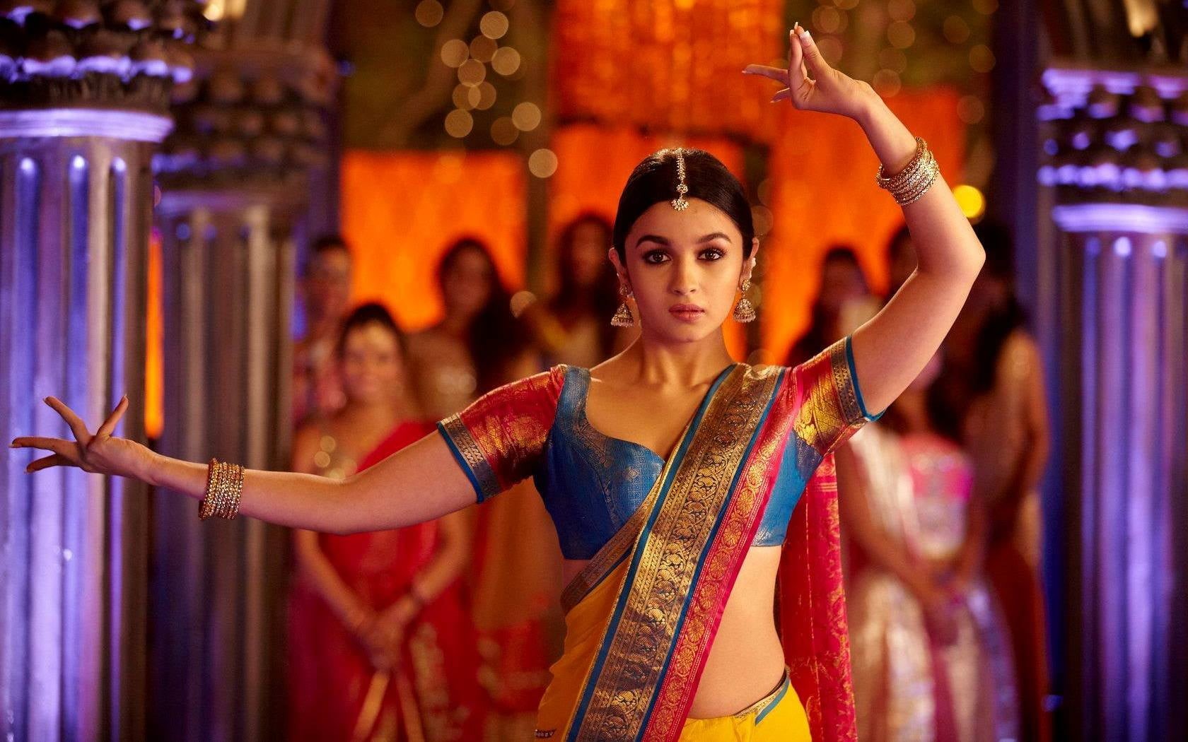 front view, clothing, lifestyles, one person, movie, focus on foreground, alia, traditional clothing, performance, states, 720P, beautiful woman, bollywood, HD Wallpaper