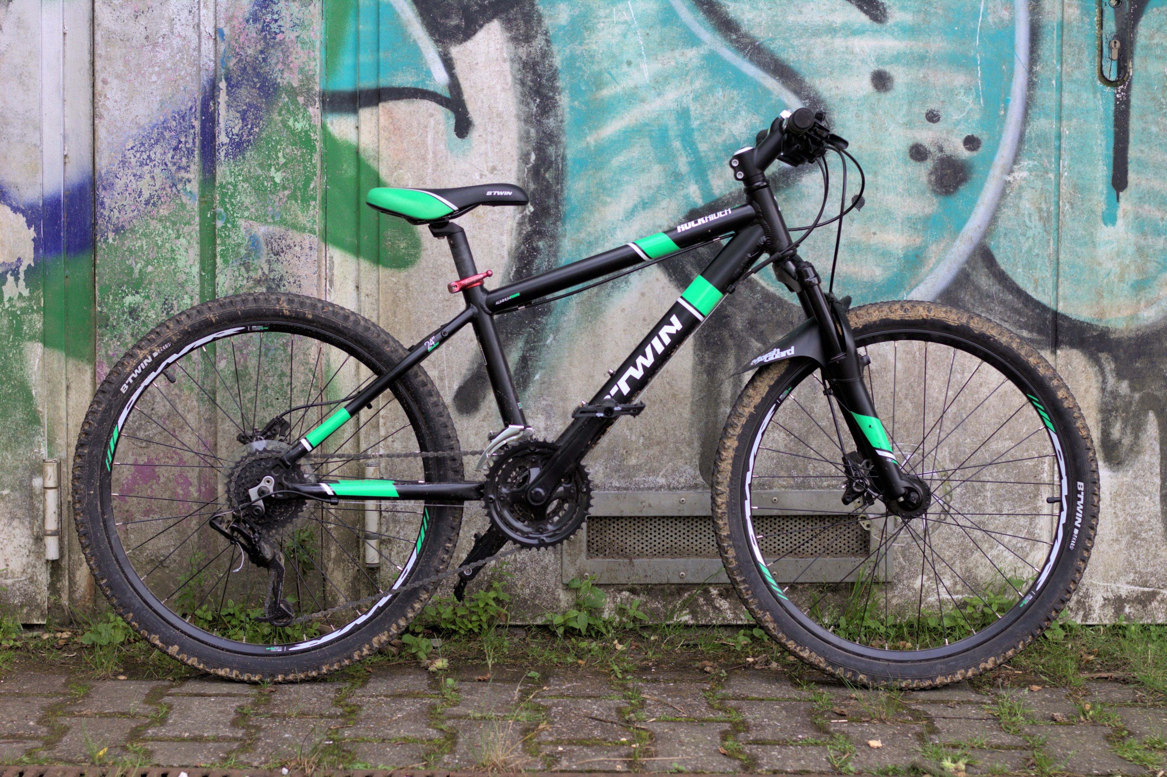 wheel, mountain bikes, no people, nature, architecture, land vehicle, footpath, Downhill mountain biking, parking, sidewalk, building exterior, built structure, HD Wallpaper