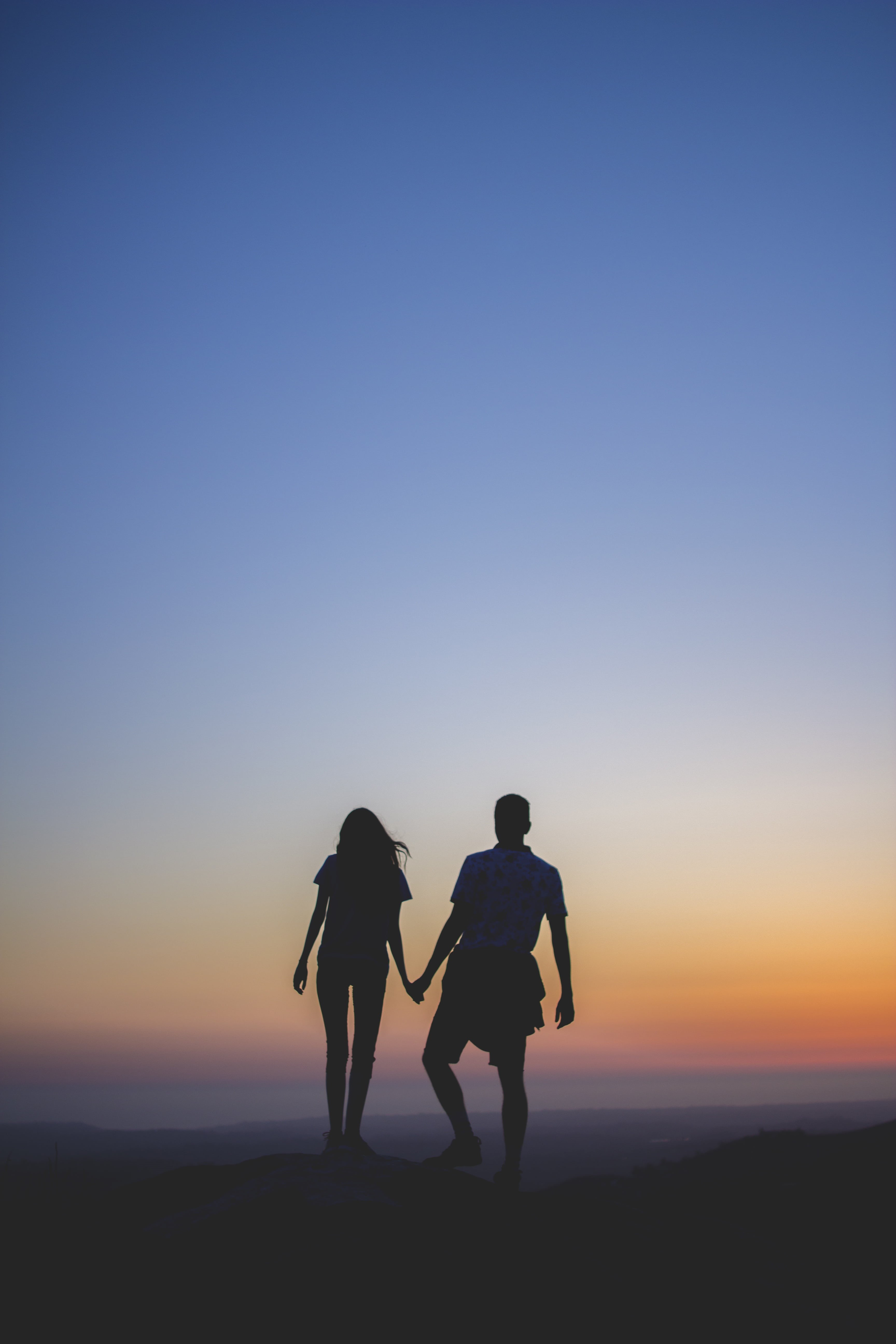 land, real people, outdoors, beauty in nature, men, holding hands, leisure activity, women, romance, blue, two people, sunrise, togetherness, copy space, Phone HD Wallpaper