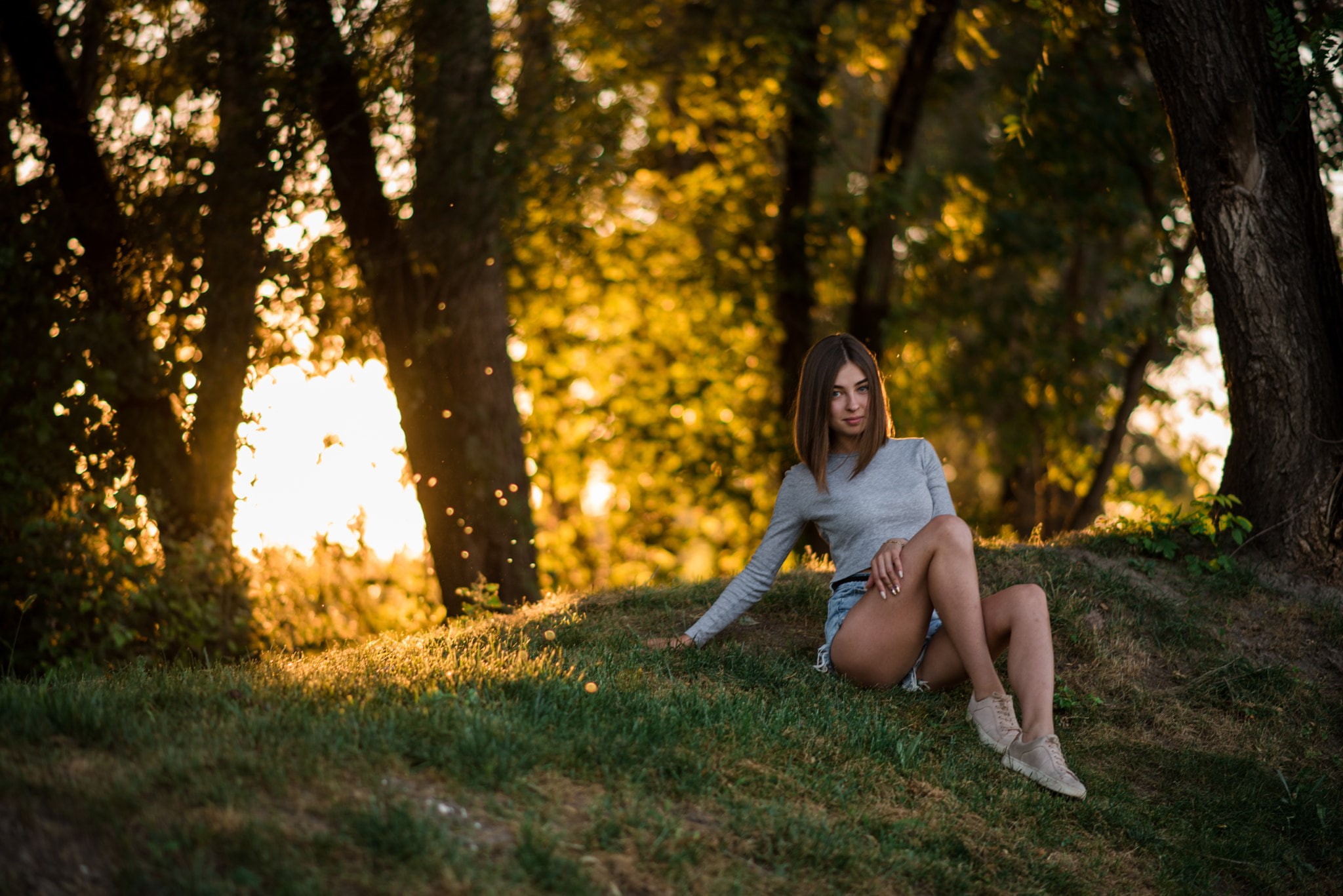 tree trunk, hair, jean shorts, trees, one person, grass, relaxation, women, plant, adult, casual clothing, land, brunette, hairstyle, beautiful woman, sunlight, HD Wallpaper