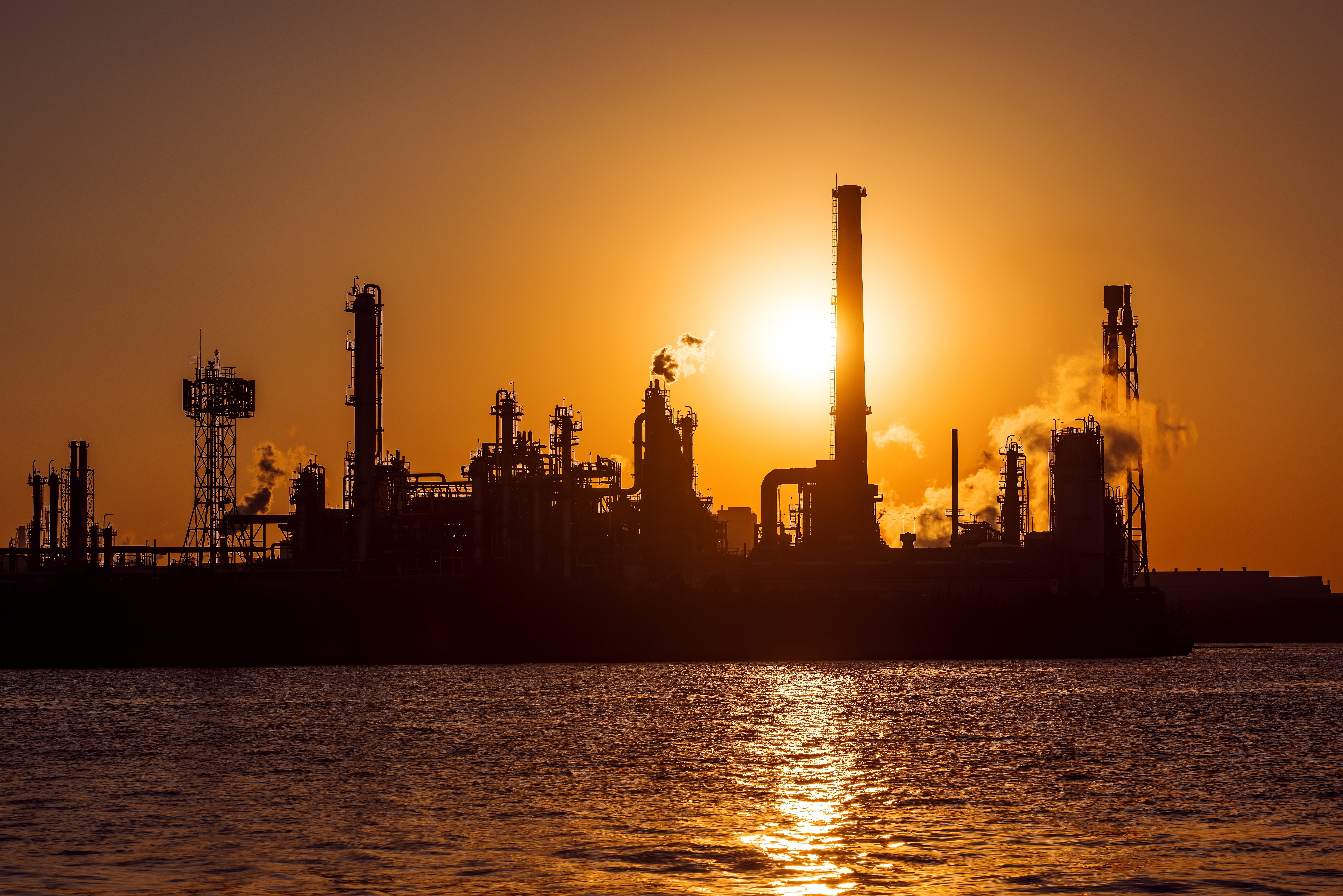 sunset, industry, chemical plant, oil industry, sky, distillation, refinery, environment, environmental issues, smoke stack, outdoors, building exterior, HD Wallpaper