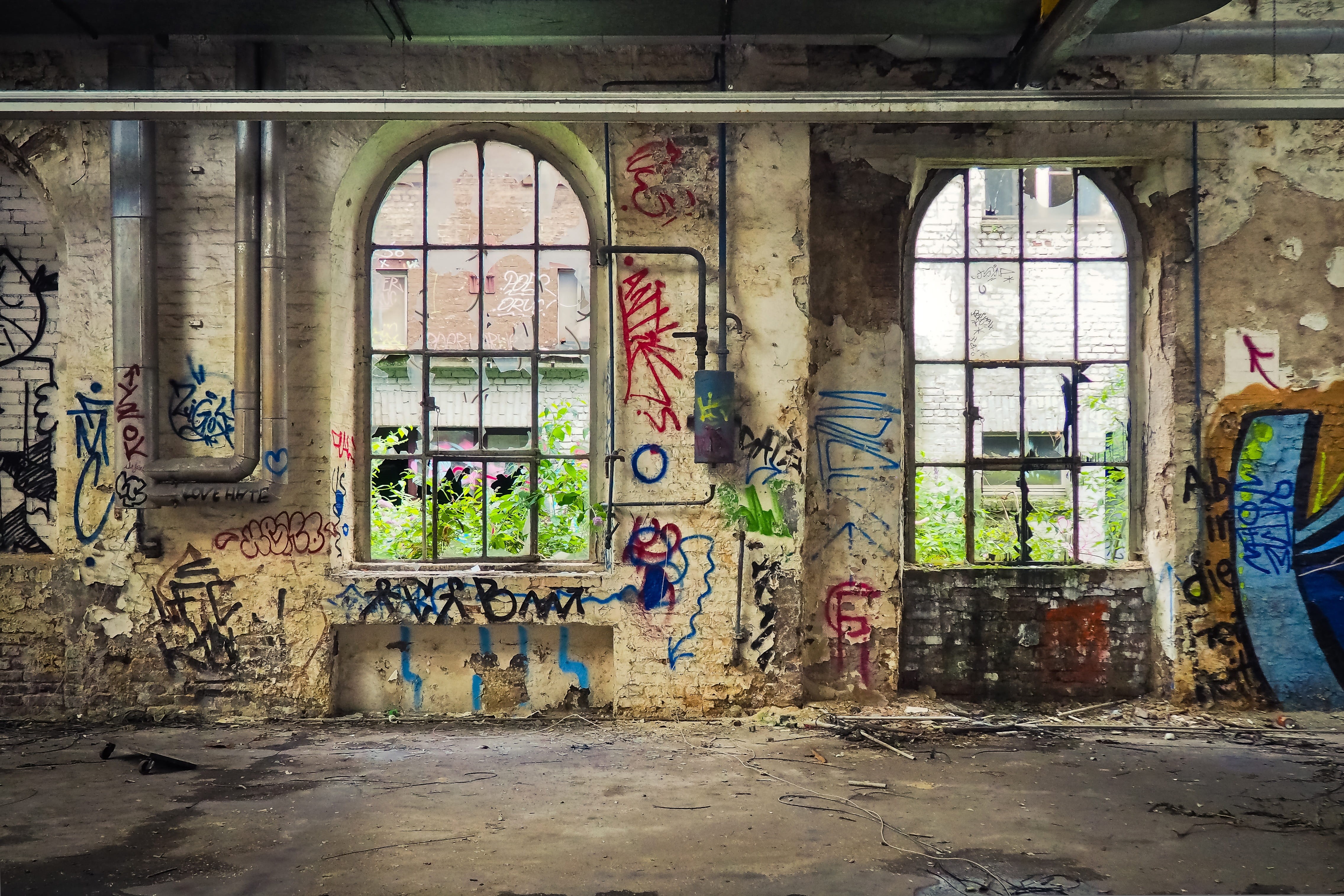 architectural column, forget, industrial building, no people, run down, indoors, arches, wall painting, built structure, obsolete, transient, decline, deterioration, HD Wallpaper