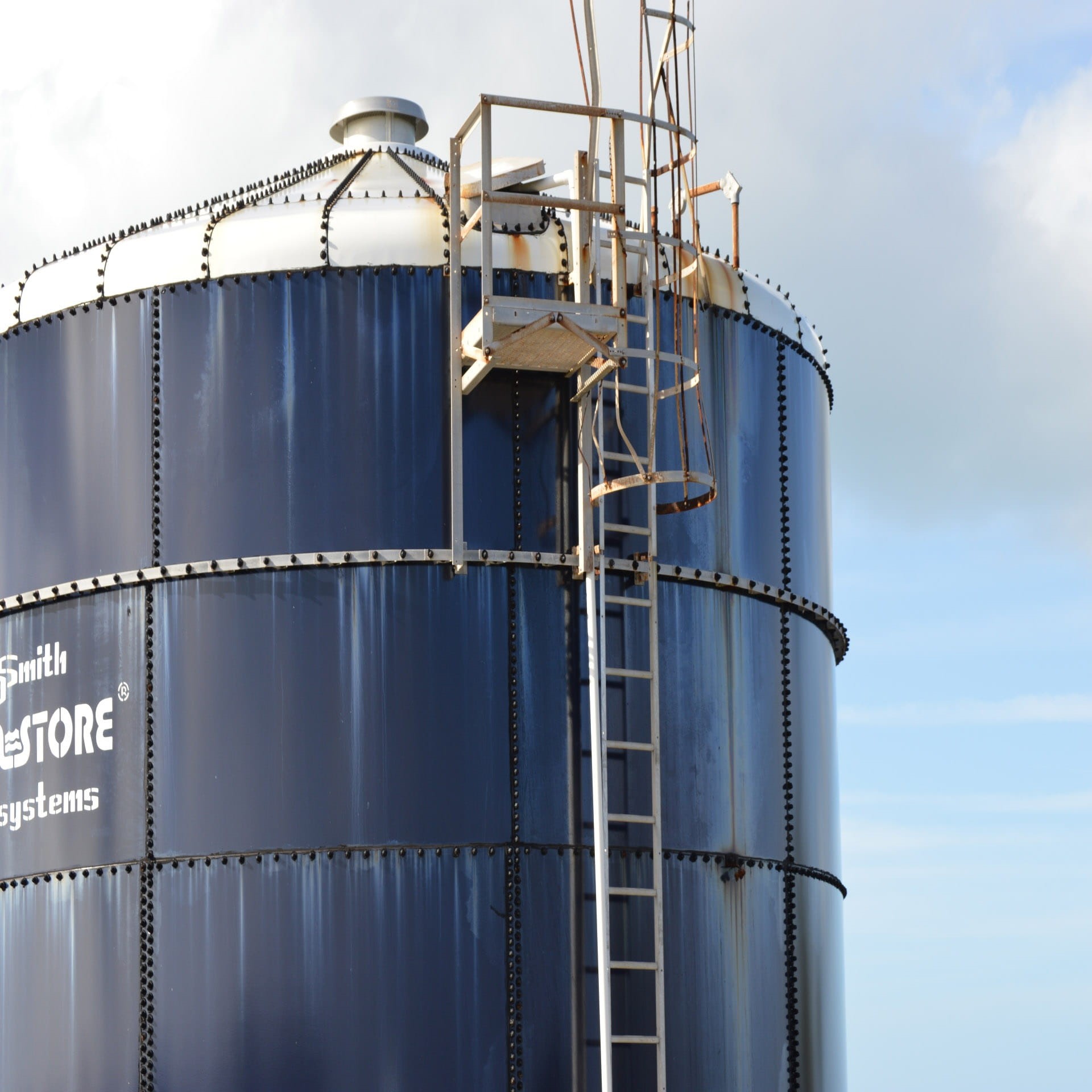 oil Industry, alloy, fuel and Power Generation, fuel Storage Tank, refinery, industrial, water, blue, day, sky, Architecture, equipment, no People, cloud - sky, Phone HD Wallpaper