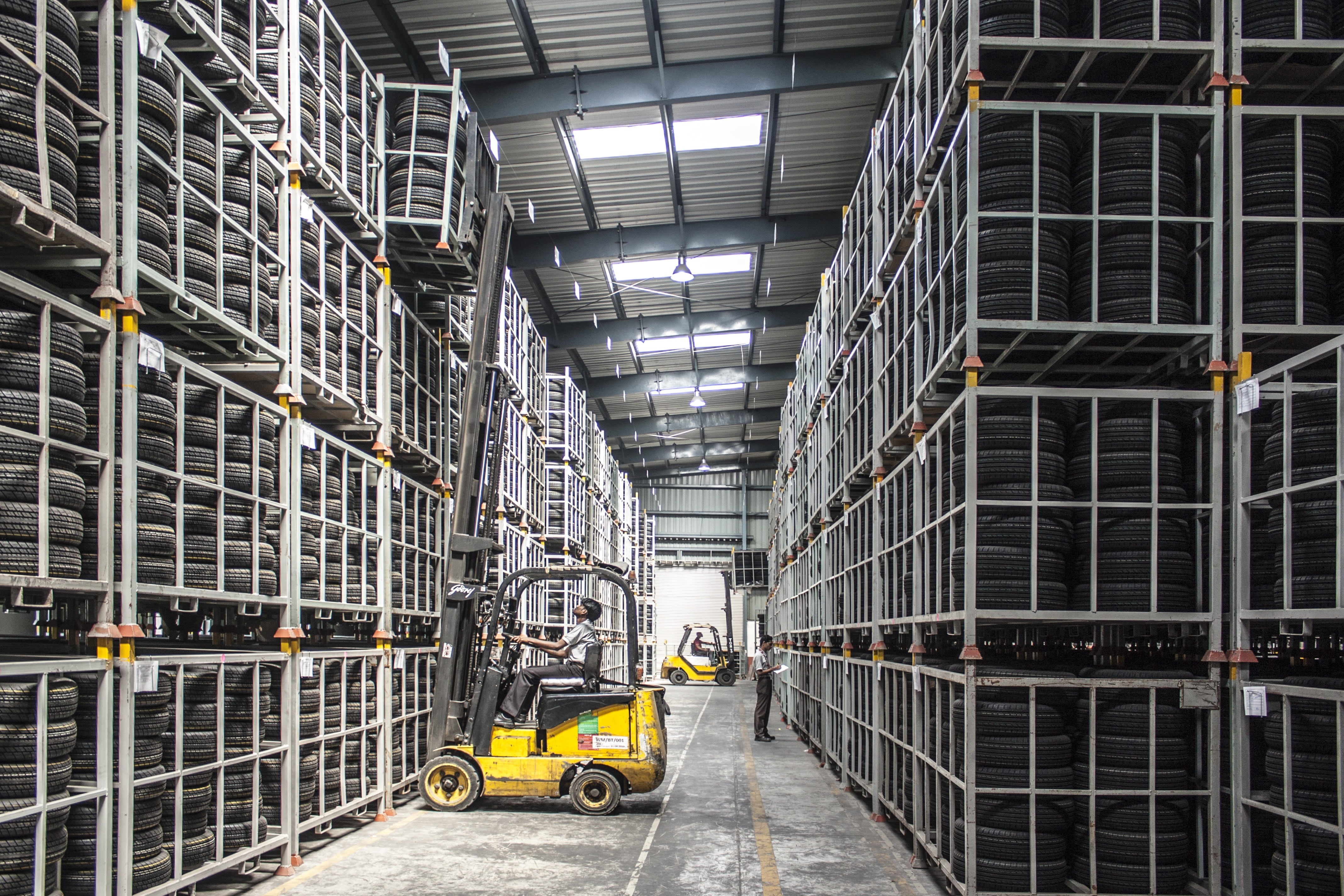 aisle, black, factory, vehicle, 4K, operator, driving, warehouse, storage Room, package, domestic room, industry, worker, business, storage, storehouse, HD Wallpaper