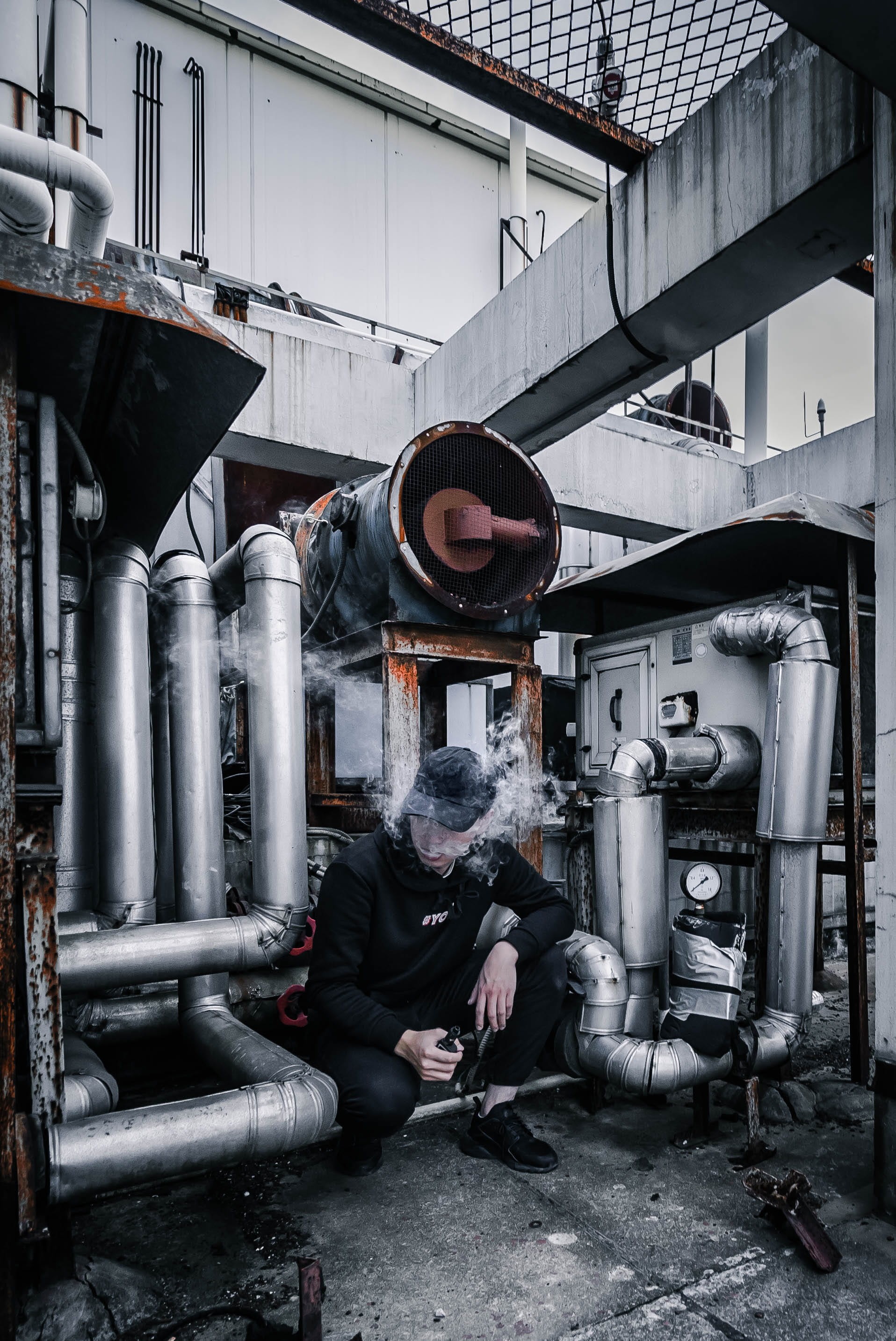 pipe - tube, building exterior, full length, occupation, sitting, somking, metal, outdoors, men, lifestyles, man, real people, built structure, vaping, Phone HD Wallpaper