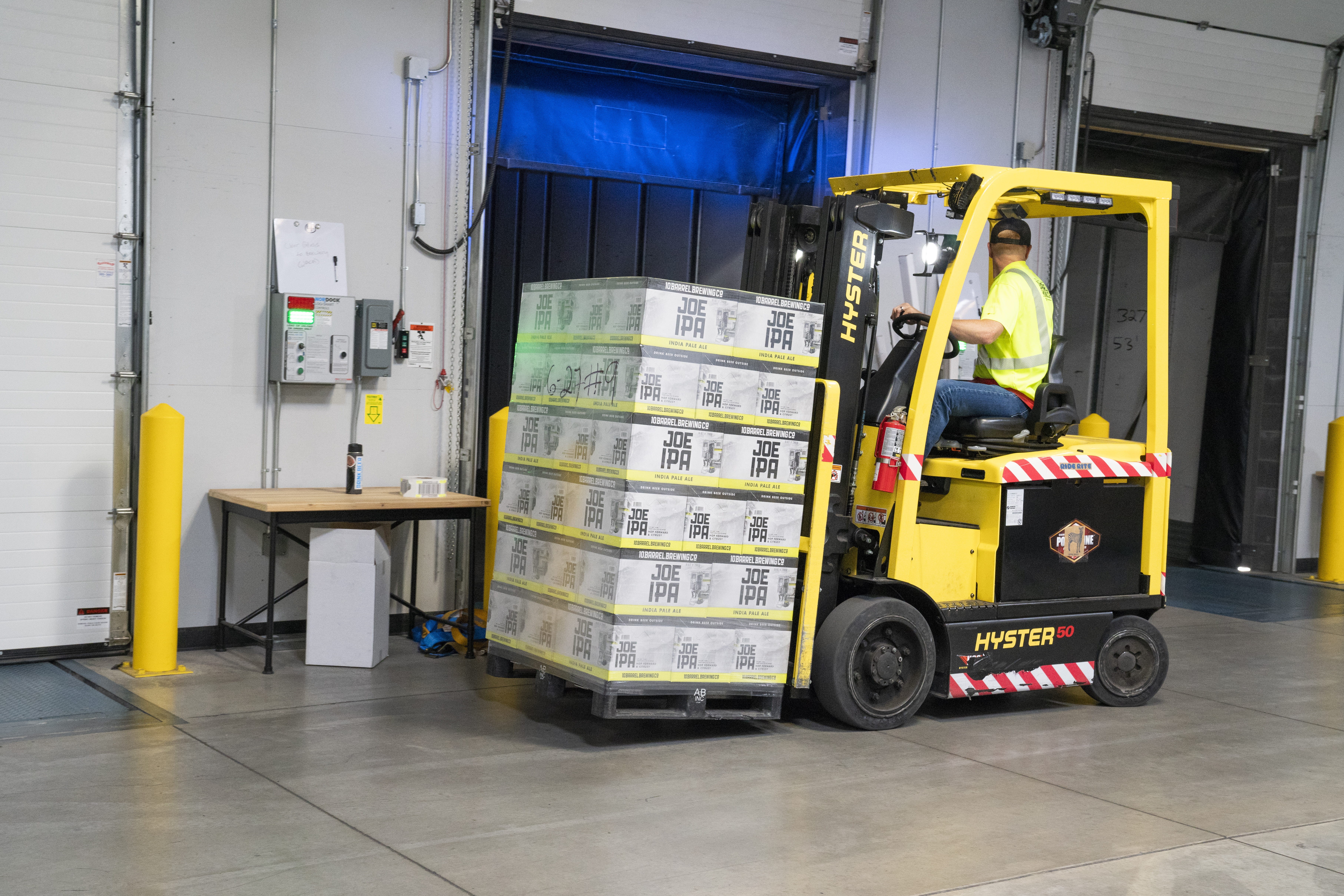 heavy equipment, worker, boxes, storage, domestic room, building, production, forklift, occupation, land vehicle, architecture, transportation, stack, business, HD Wallpaper