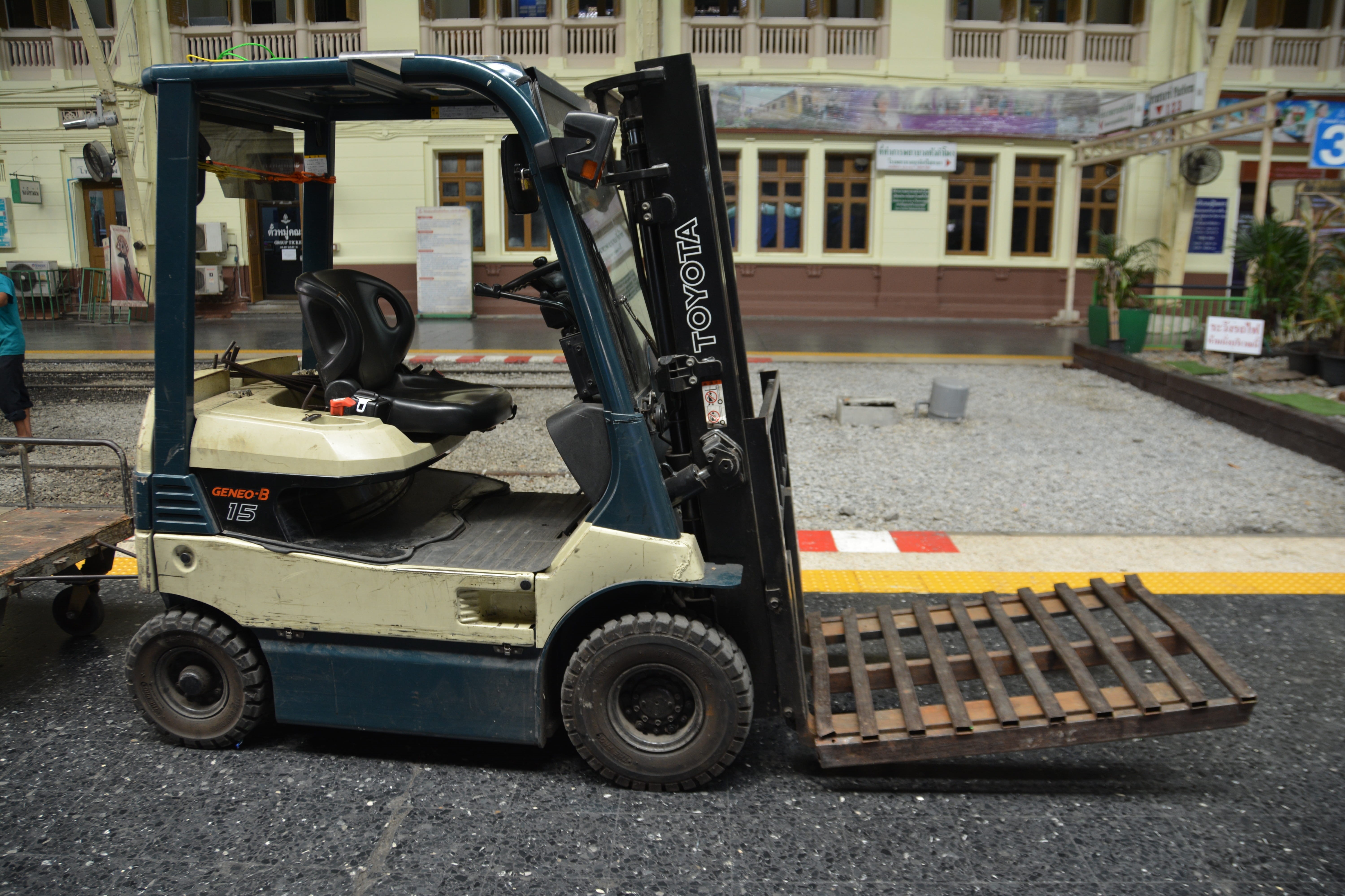 industrial, work, one person, mover, street, Fork Truck, building, factory, depot, machinery, freight transportation, lifting, vehicle, moving, transportation, HD Wallpaper