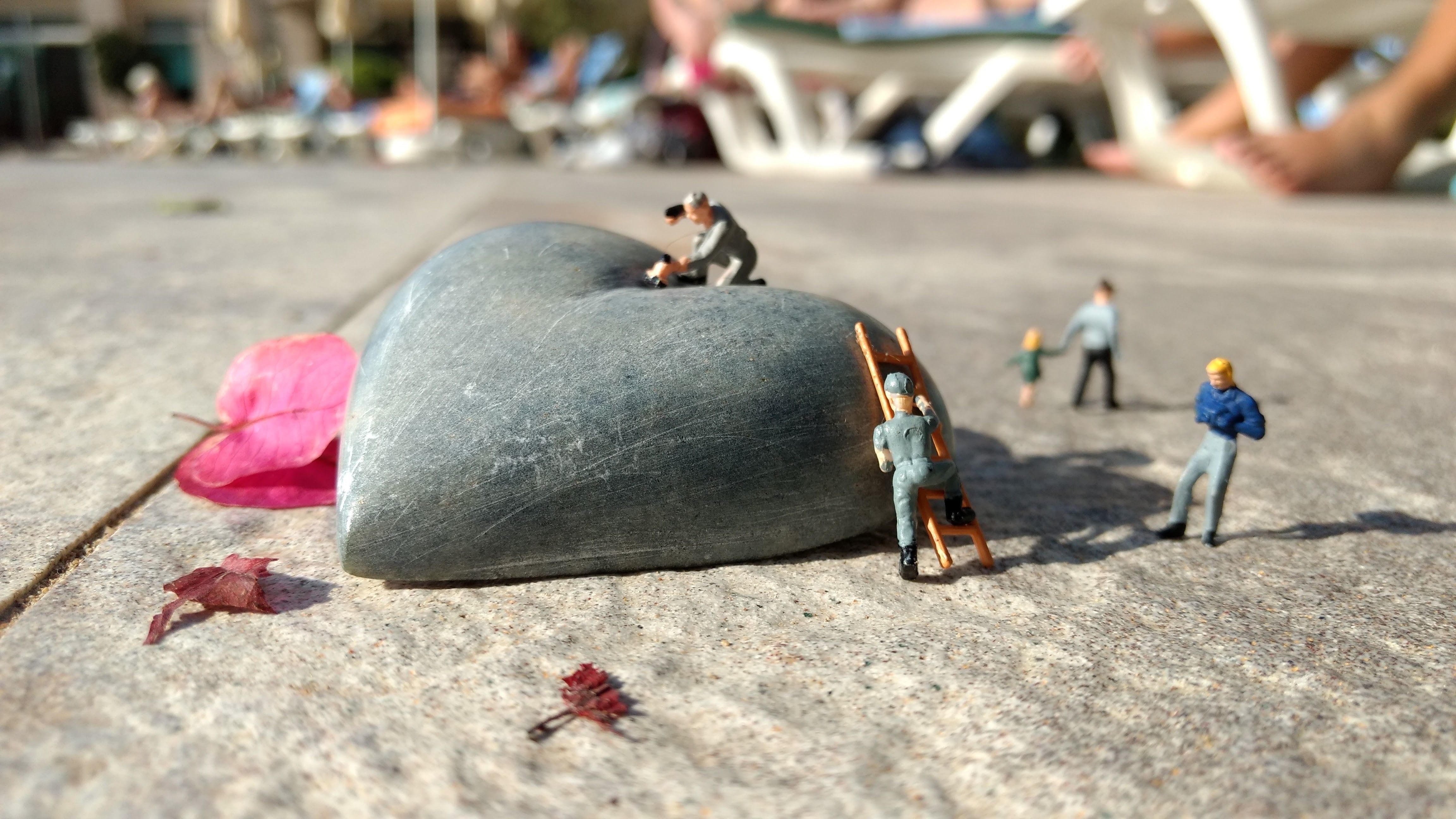city, maintenance, nature, humorous, miniature, 1 87, heart, figurine, outdoors, valentines day, floor, stone, close-up, art, group of people, small, miniature figures, HD Wallpaper