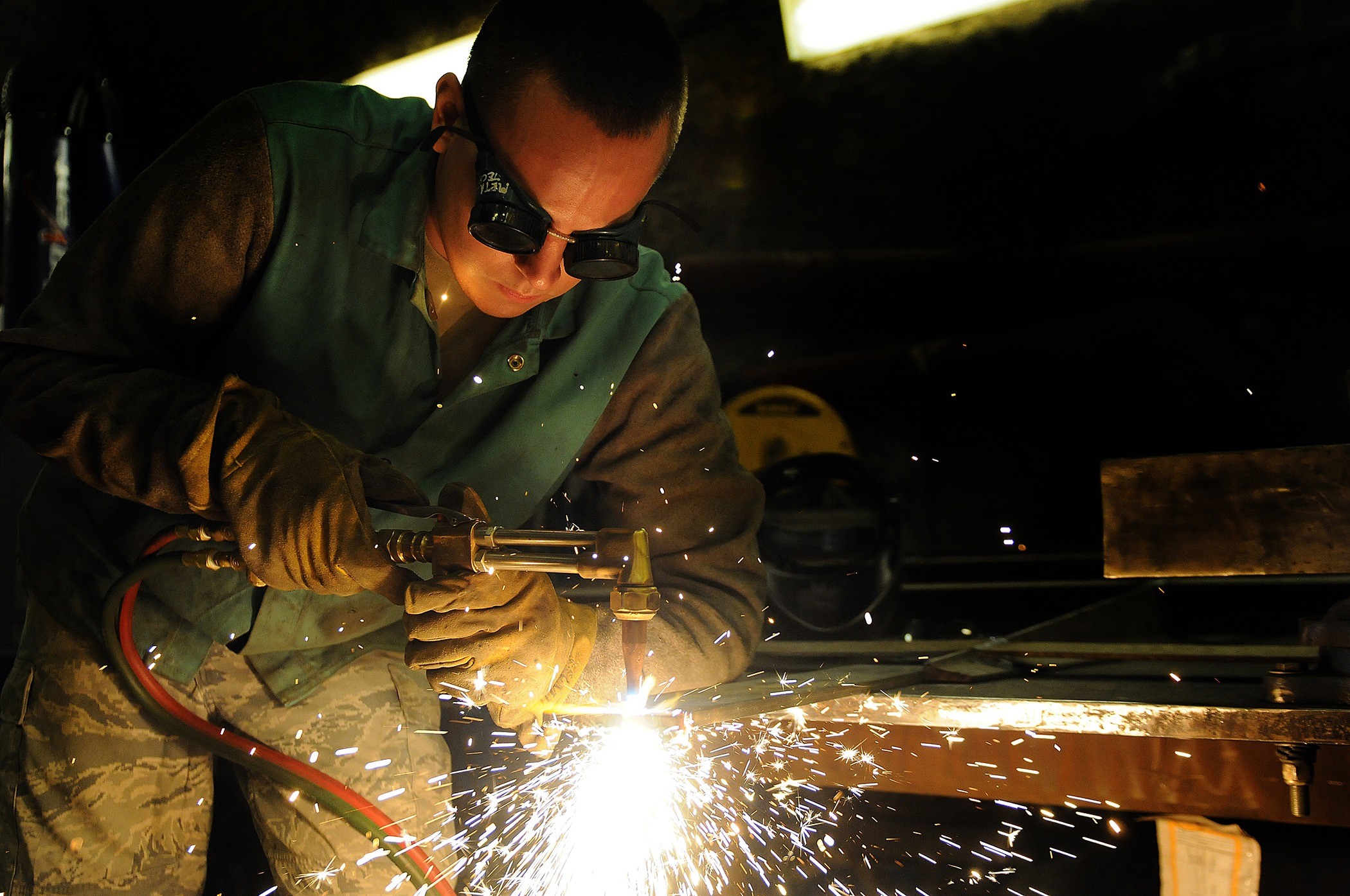 hot, industrial, factory, real people, holding, spark, industry, torch, sparks, person, steel, repairing, working, alloy, construction Industry, manual Worker, HD Wallpaper