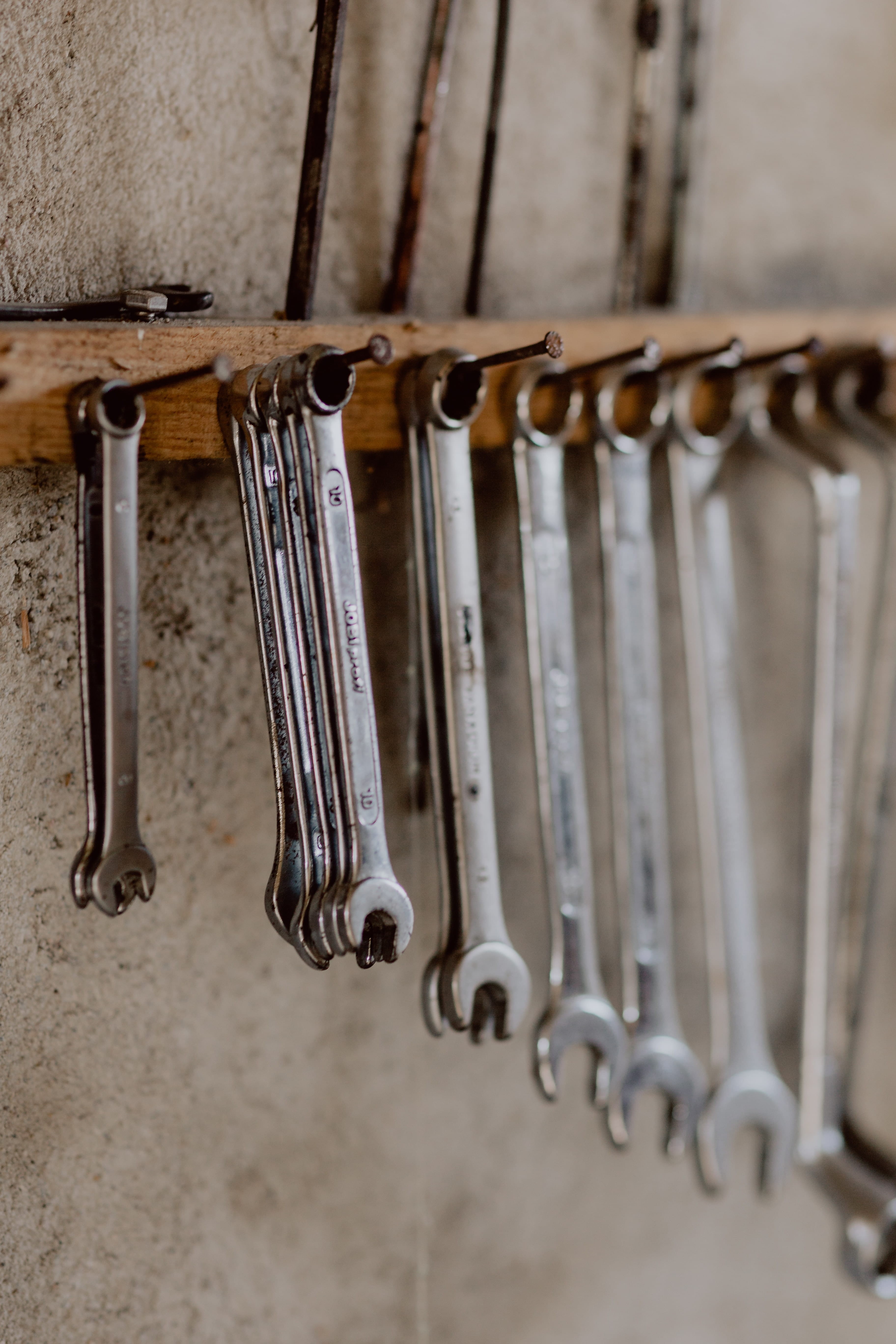 tools, musical instrument, set, focus on foreground, still life, wrench, choice, side by side, selective focus, fix, hanging, open, screwdriver, garage, Phone HD Wallpaper