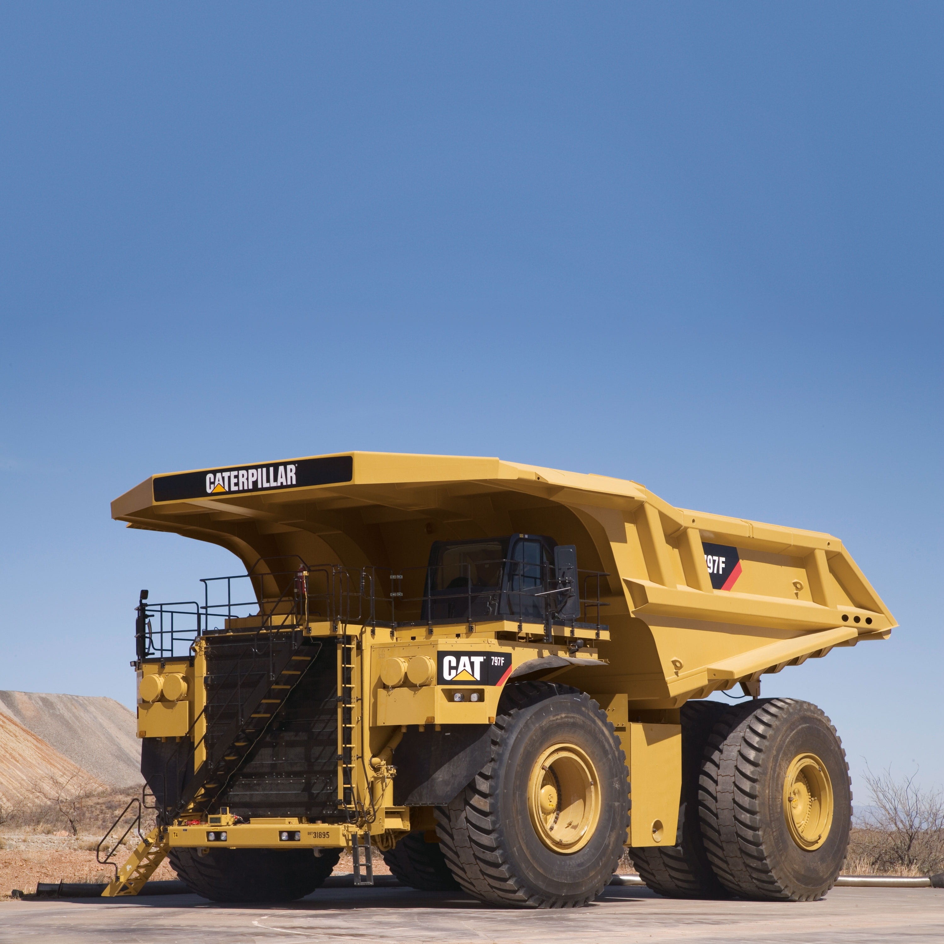 construction work, construction machinery, 797f, copy space, construction industry, construction equipment, industry, earthmoving, blue, truck, 2K, commercial land vehicle, Phone HD Wallpaper
