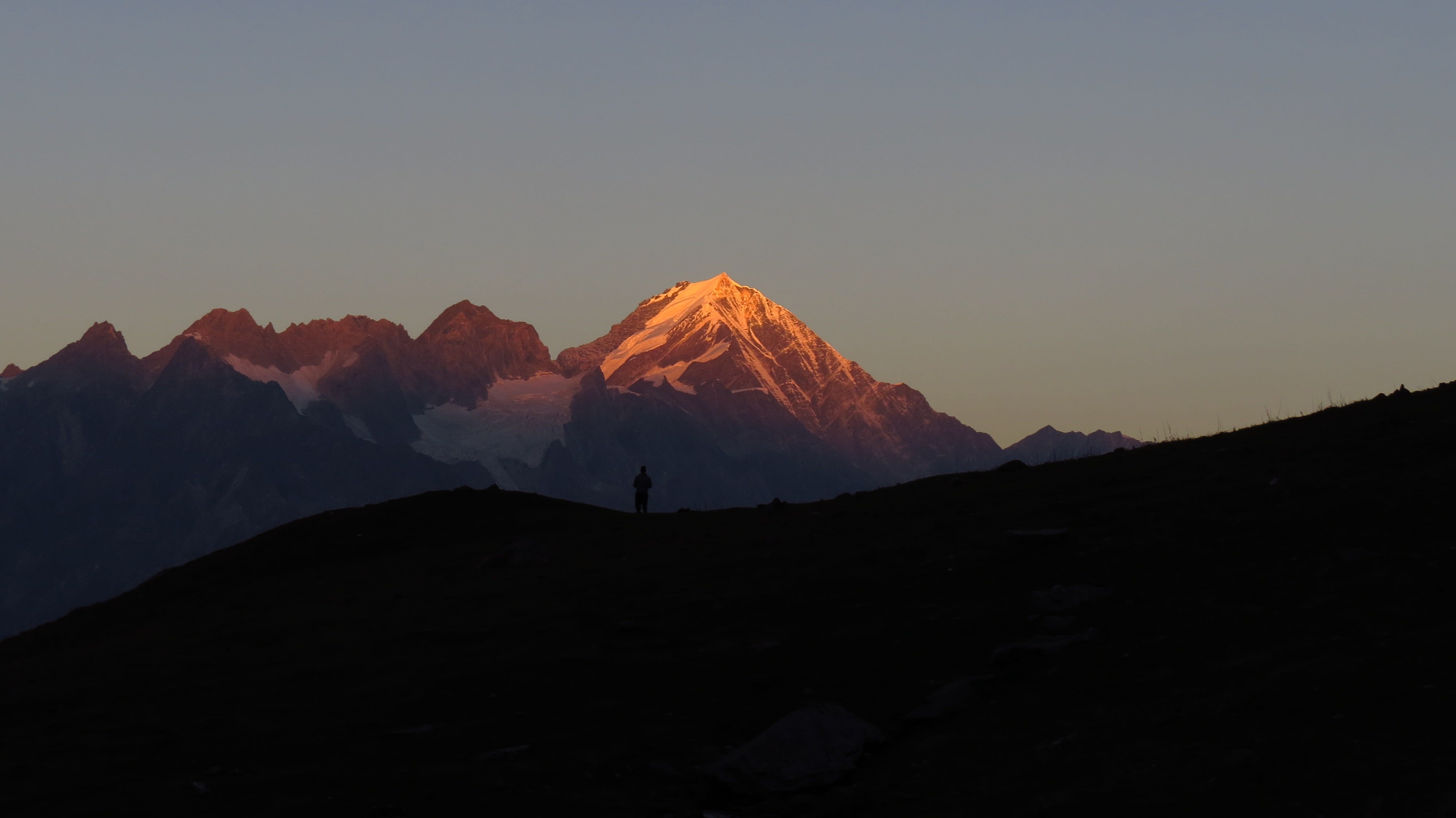 clouds, 4K, one person, vijay dhankhar, mountain peak, land, tranquil scene, beauty in nature, himachal pradesh, mango traveler, adventure, leisure activity, HD Wallpaper