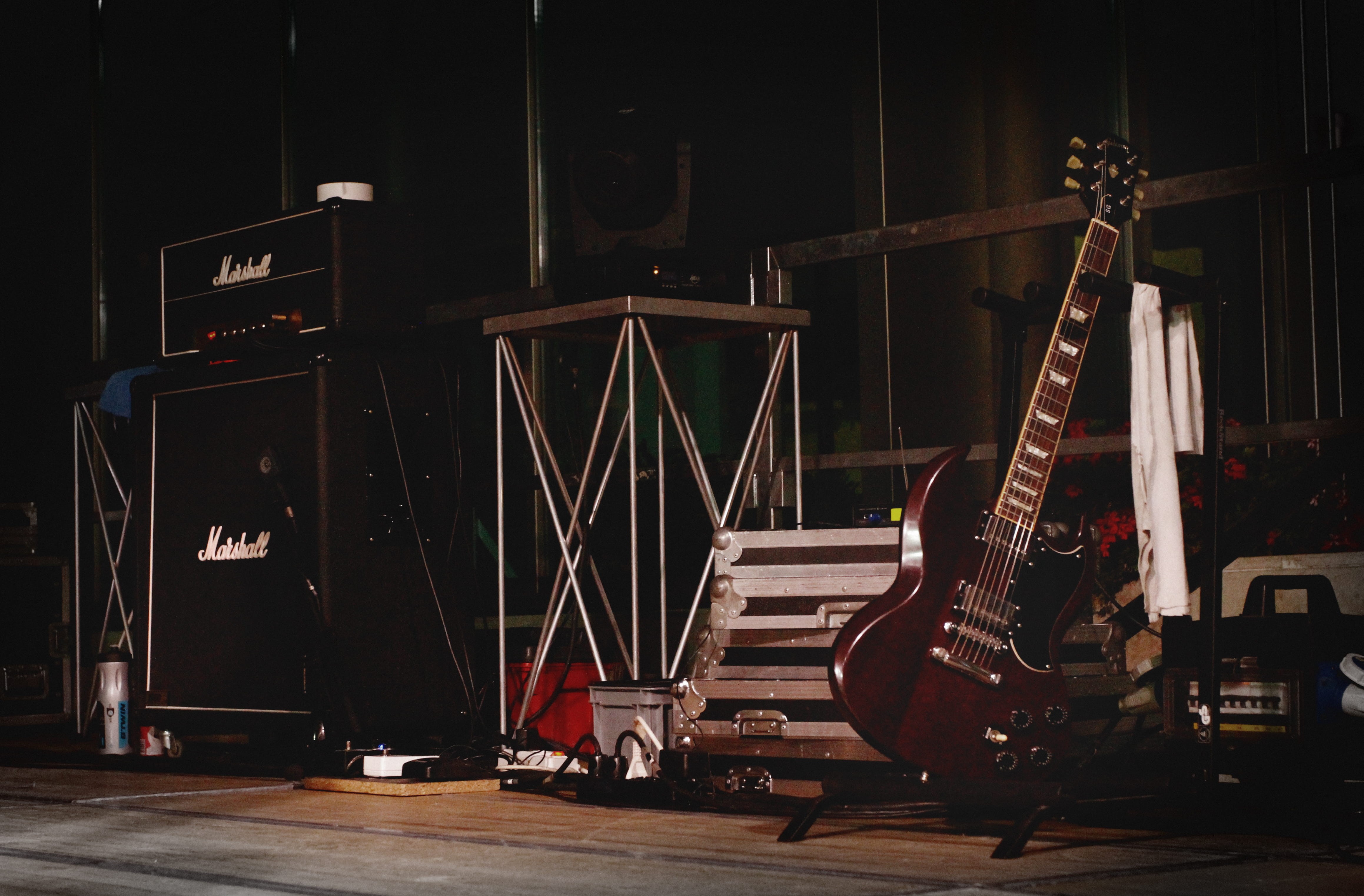 rocknroll, text, indoors, industry, string instrument, angus young, stage, ac/dc, 4K, musical instrument, italy, arts culture and entertainment, stage - performance space, HD Wallpaper
