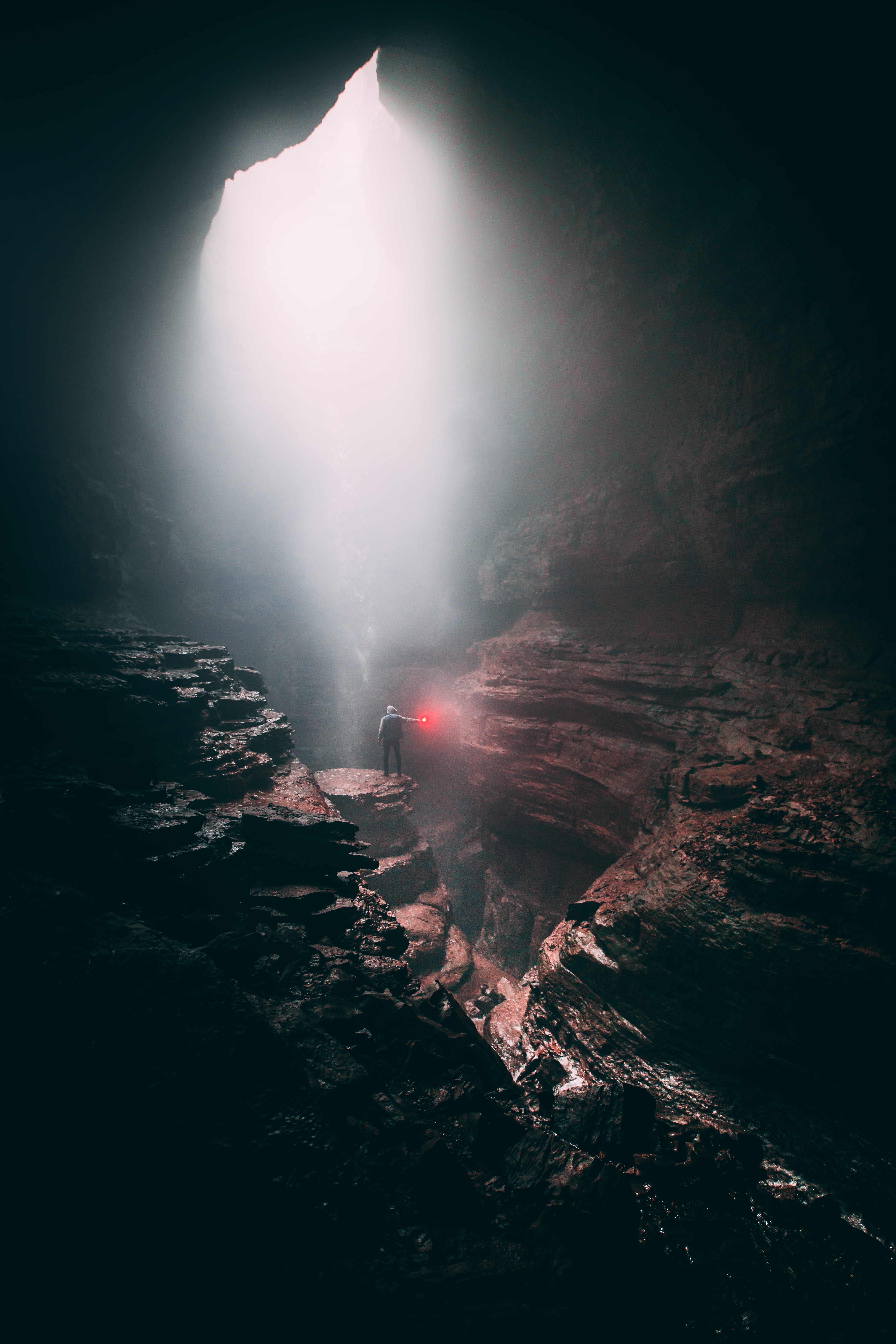 summer, scenics, sunlight, man, 5K, standing, explore, person, landscape, light - Natural Phenomenon, hoody, light, sky, flare, dark, no People, mountain, Phone HD Wallpaper