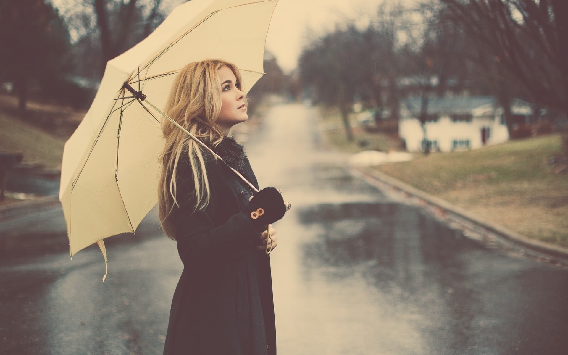 young women, standing, leisure activity, young Adult, wet, adult, smiling, coat, fashion Model, protection, holding, fashion, season, focus on foreground, HD Wallpaper