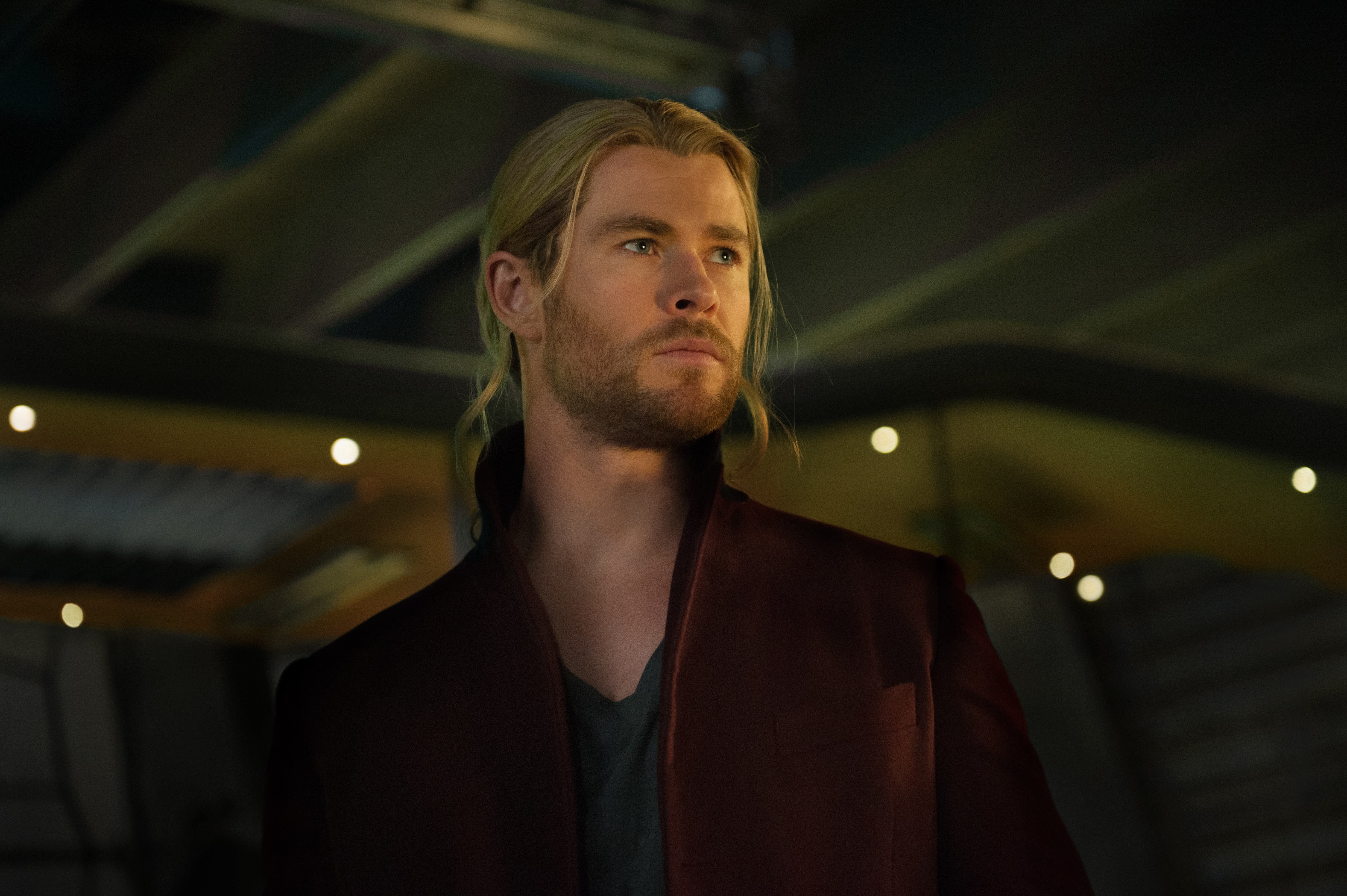 4K, young men, leisure activity, waist up, adult, Chris Hemsworth, one person, looking away, young adult, men, front view, focus on foreground, night, HD Wallpaper