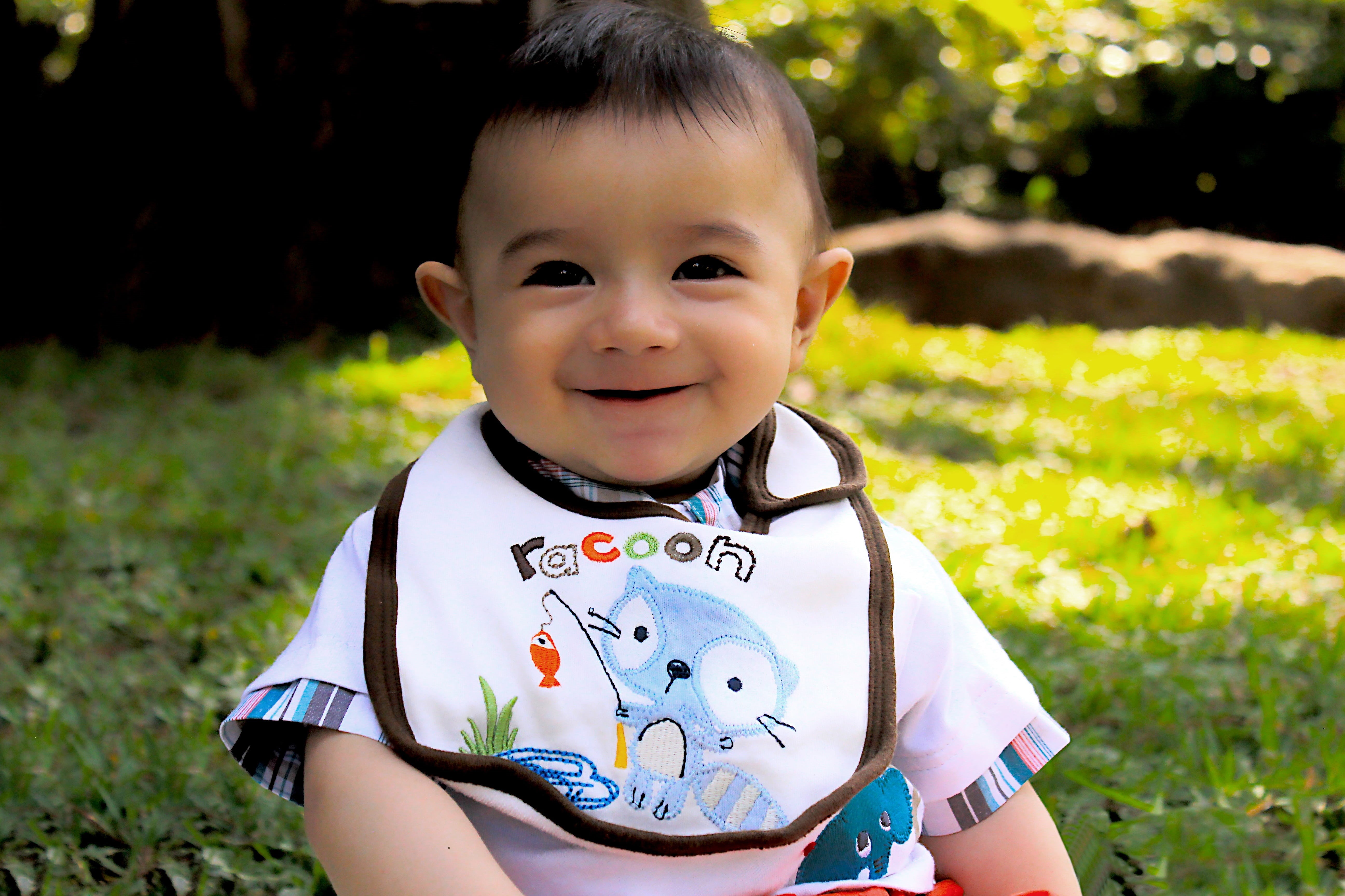 innocence, looking at camera, smile, daytime, standing, brothers, lifestyles, happiness, fun, people, park - Man Made Space, mami, front view, day, bib, HD Wallpaper