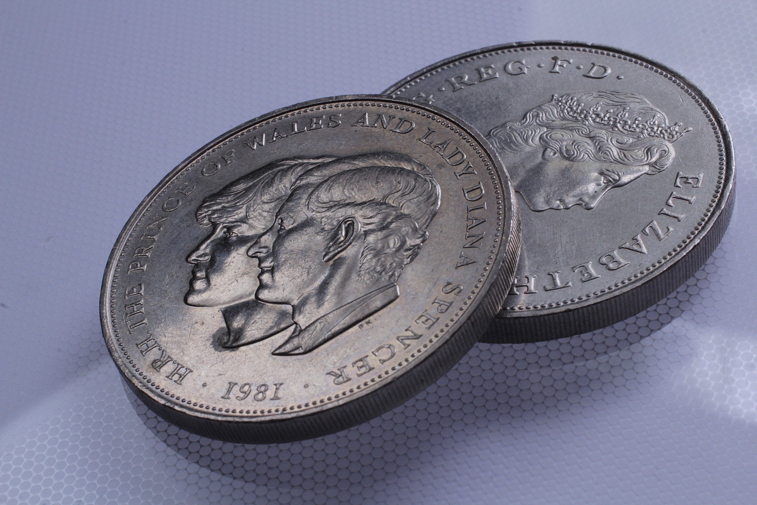 Currency, Money, indoors, studio shot, Coin, circle, craft, single object, lady diana, representation, 2K, prince of wales, Pound, no people, monarchy, HD Wallpaper