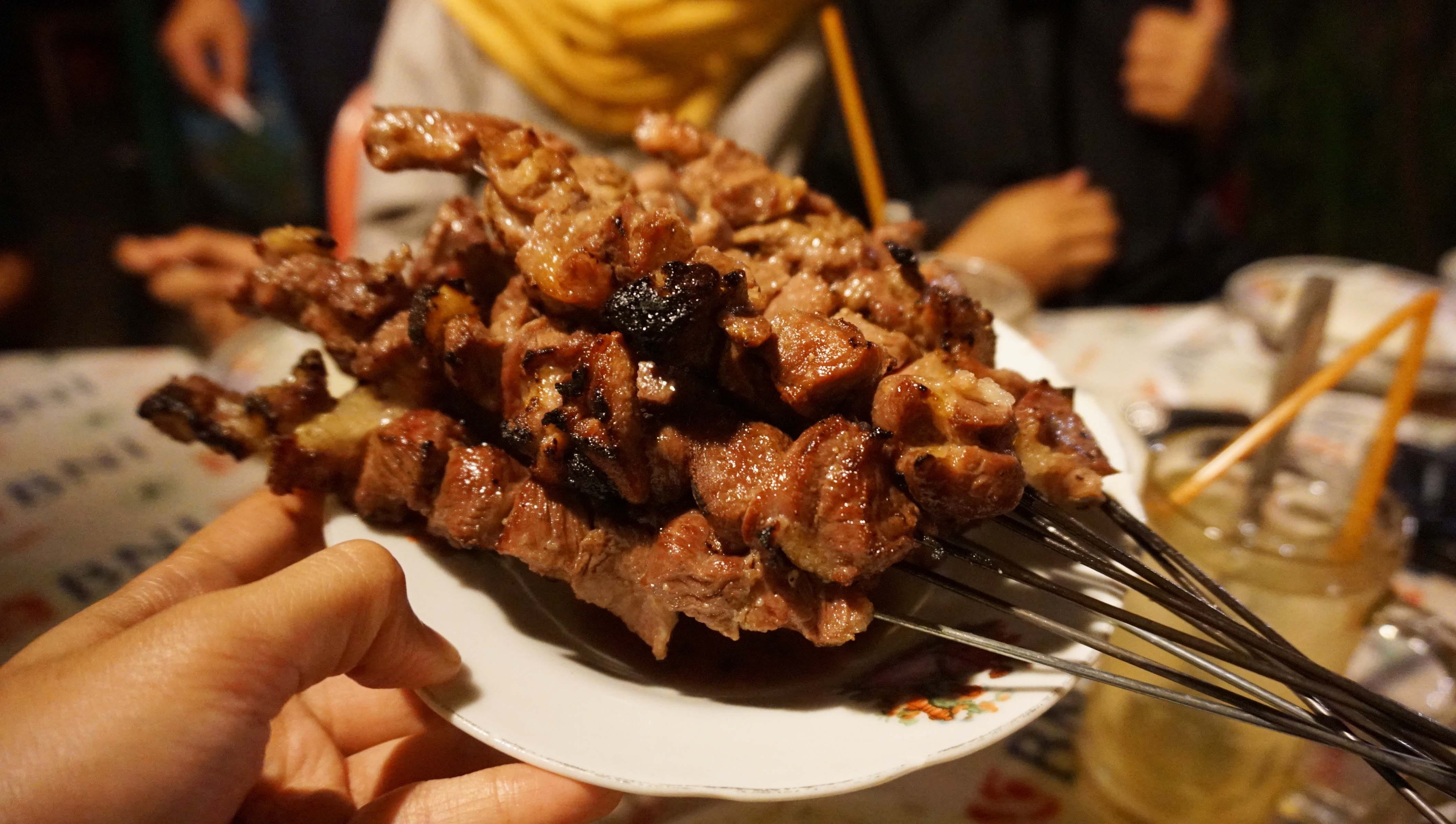 jogjakarta cuisine, close-up, incidental people, klatak satay, barbecue, delicious, 4K, grilled, hand, Cuisine, indoors, Satay, one person, grilled meat, HD Wallpaper