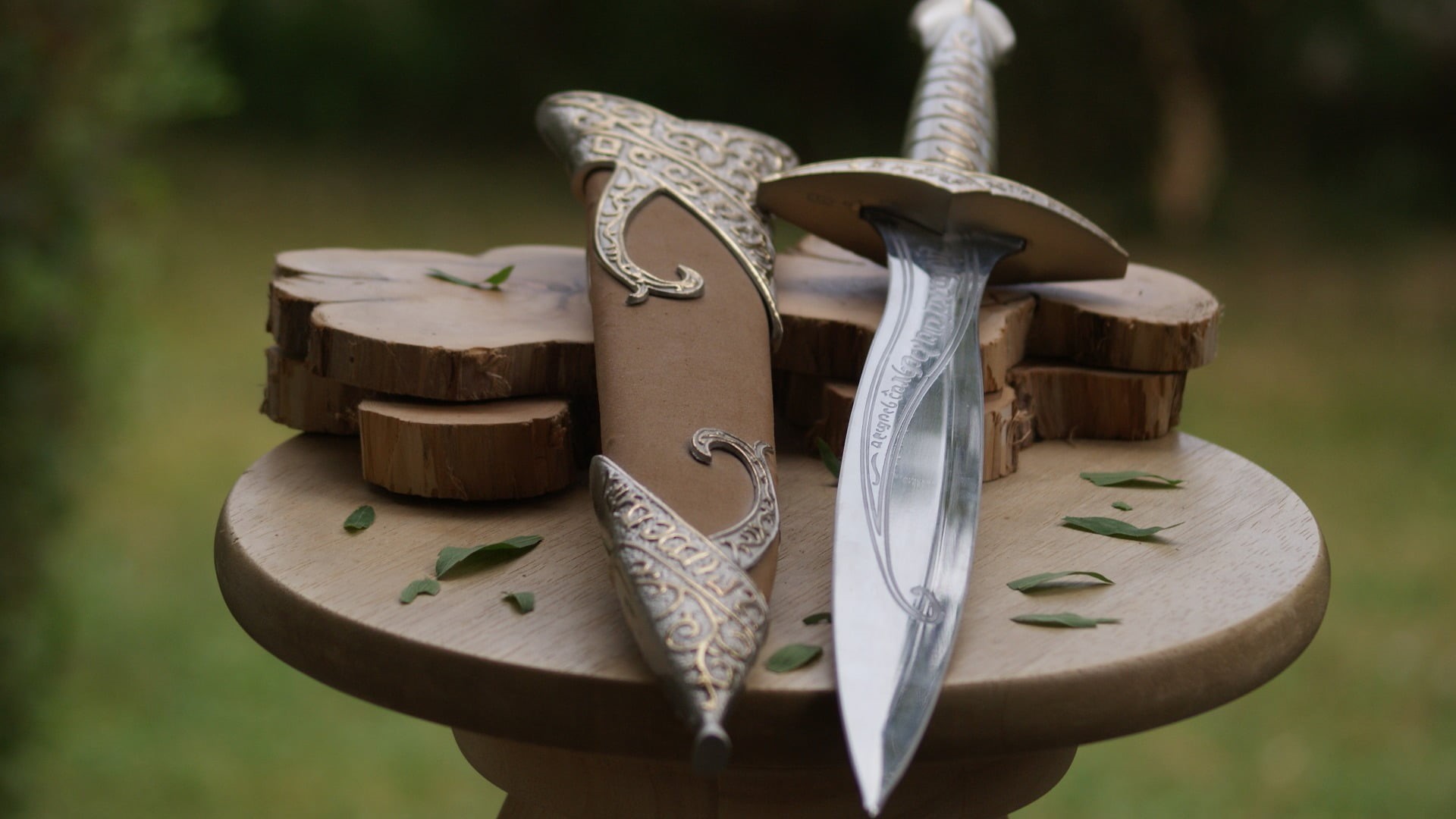 close-up, table, decor, focus on foreground, The Hobbit: An Unexpected Journey, shoe, 1080P, white, wood - material, movies, metal, compatibility, green color, HD Wallpaper