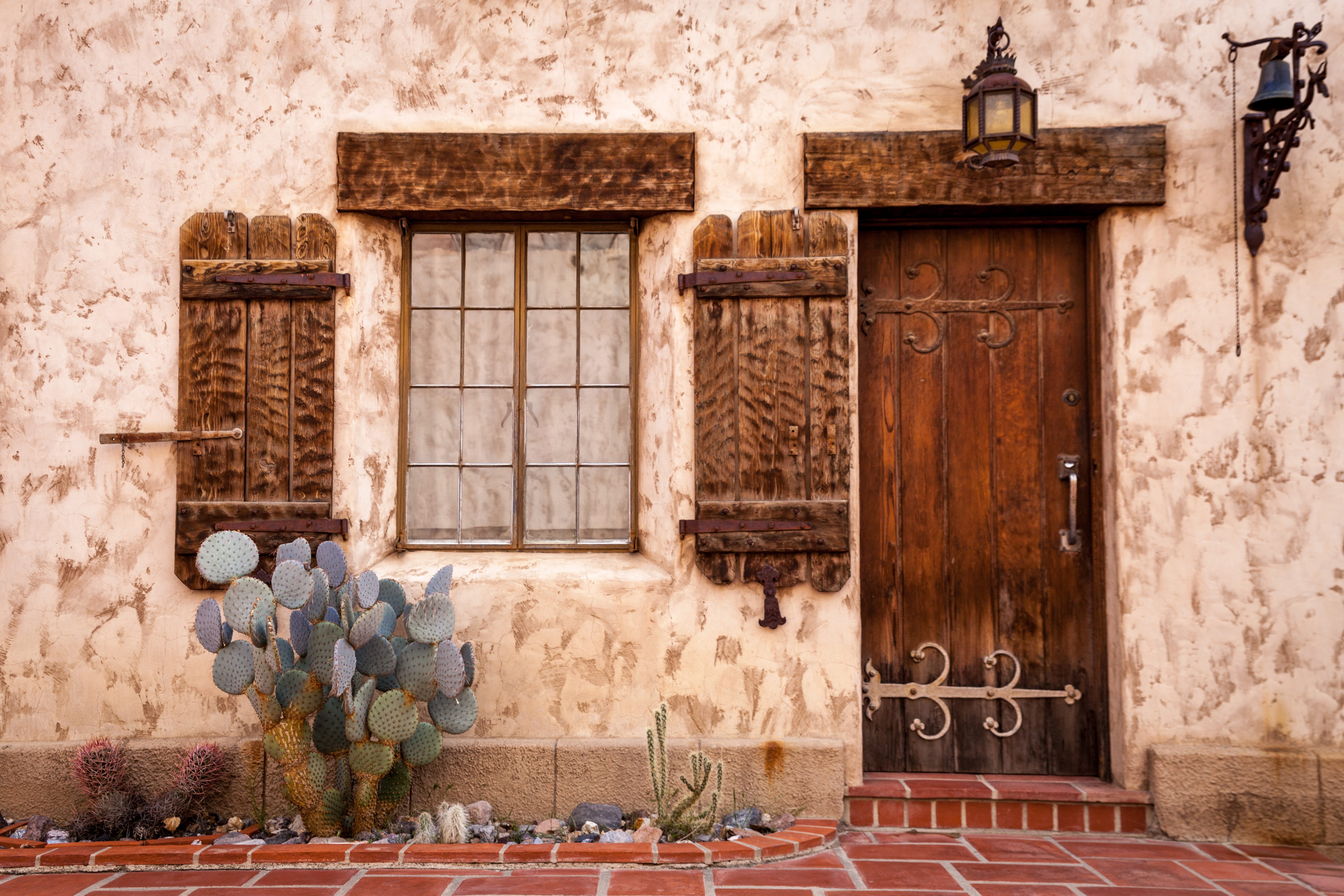 vase, window shade, building exterior, day, architecture, home decor, potted plant, wood, banister, wall, daytime, handrail, no people, 5K, concrete, ornate, HD Wallpaper